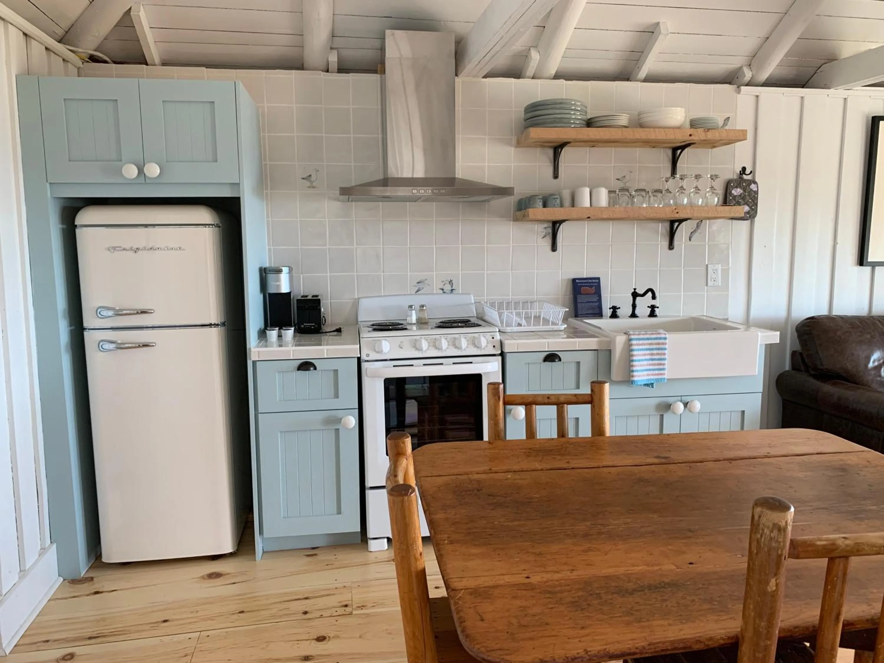 kitchen in Au Pic de l'Aurore Motel-Chalets