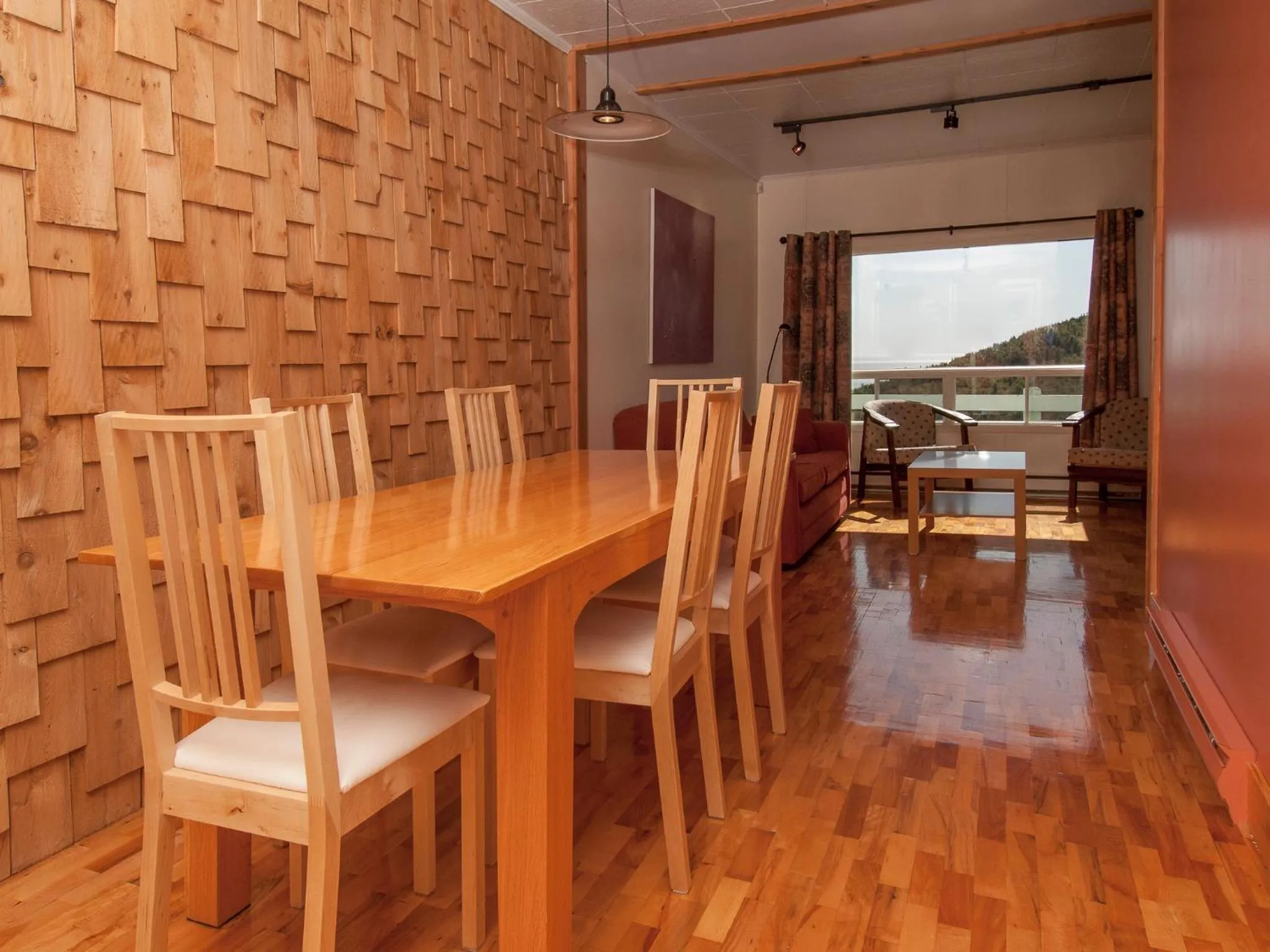 Dining area in Au Pic de l'Aurore Motel-Chalets