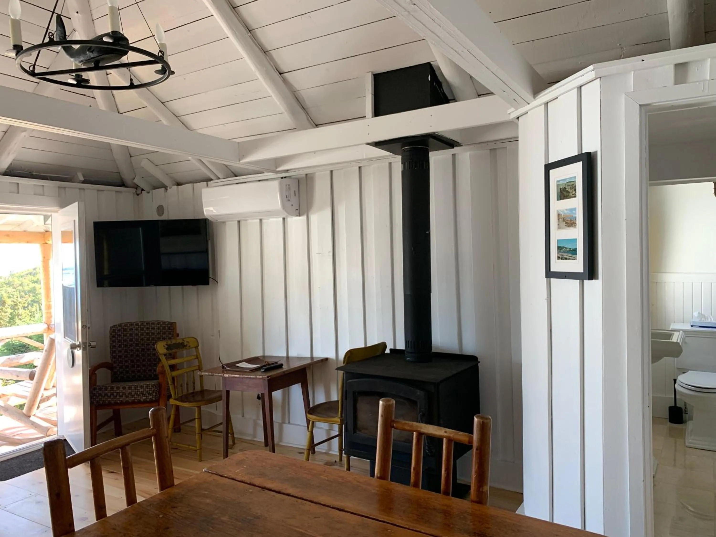 Communal lounge/ TV room in Au Pic de l'Aurore Motel-Chalets