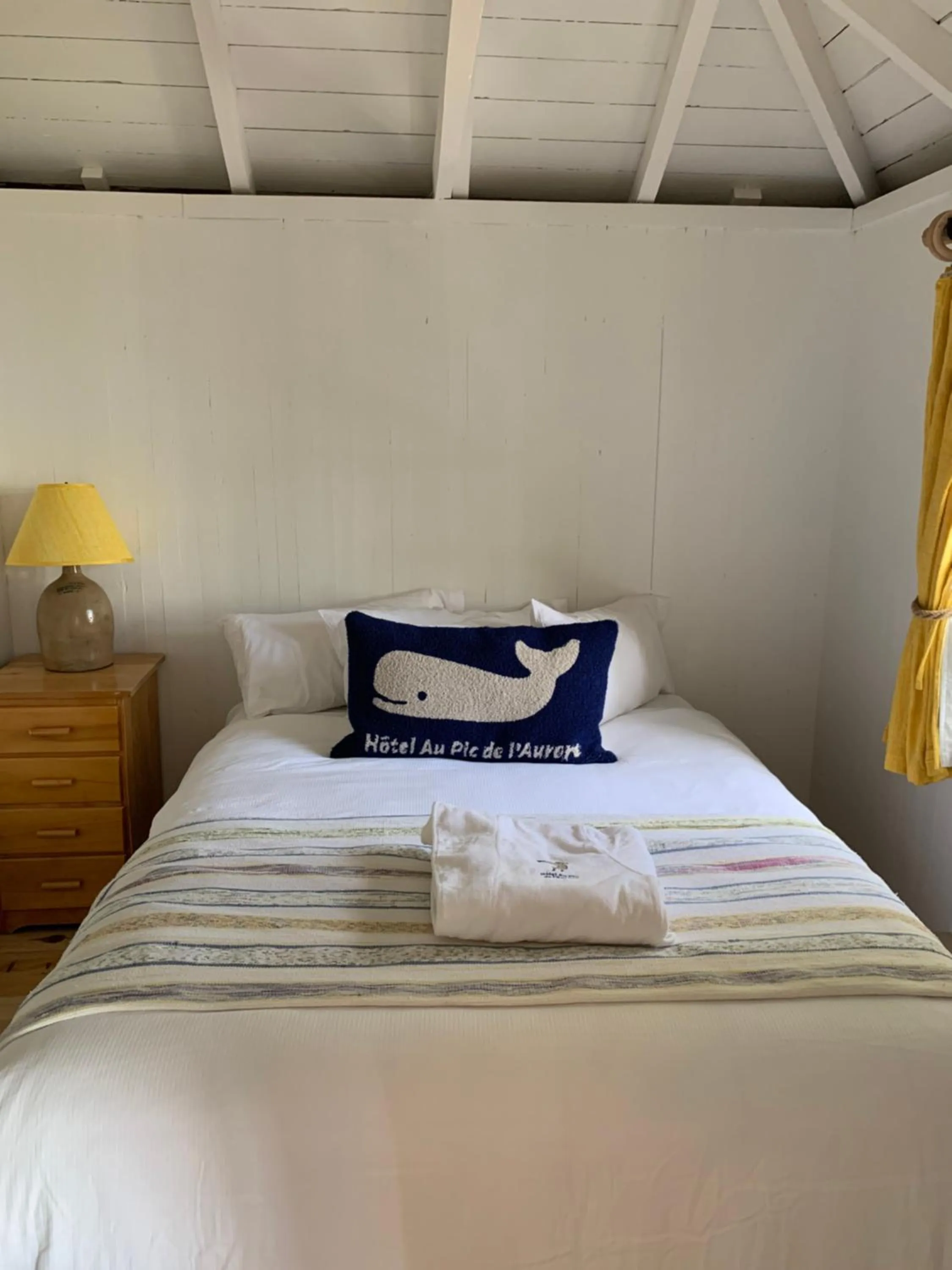 Bed in Au Pic de l'Aurore Motel-Chalets