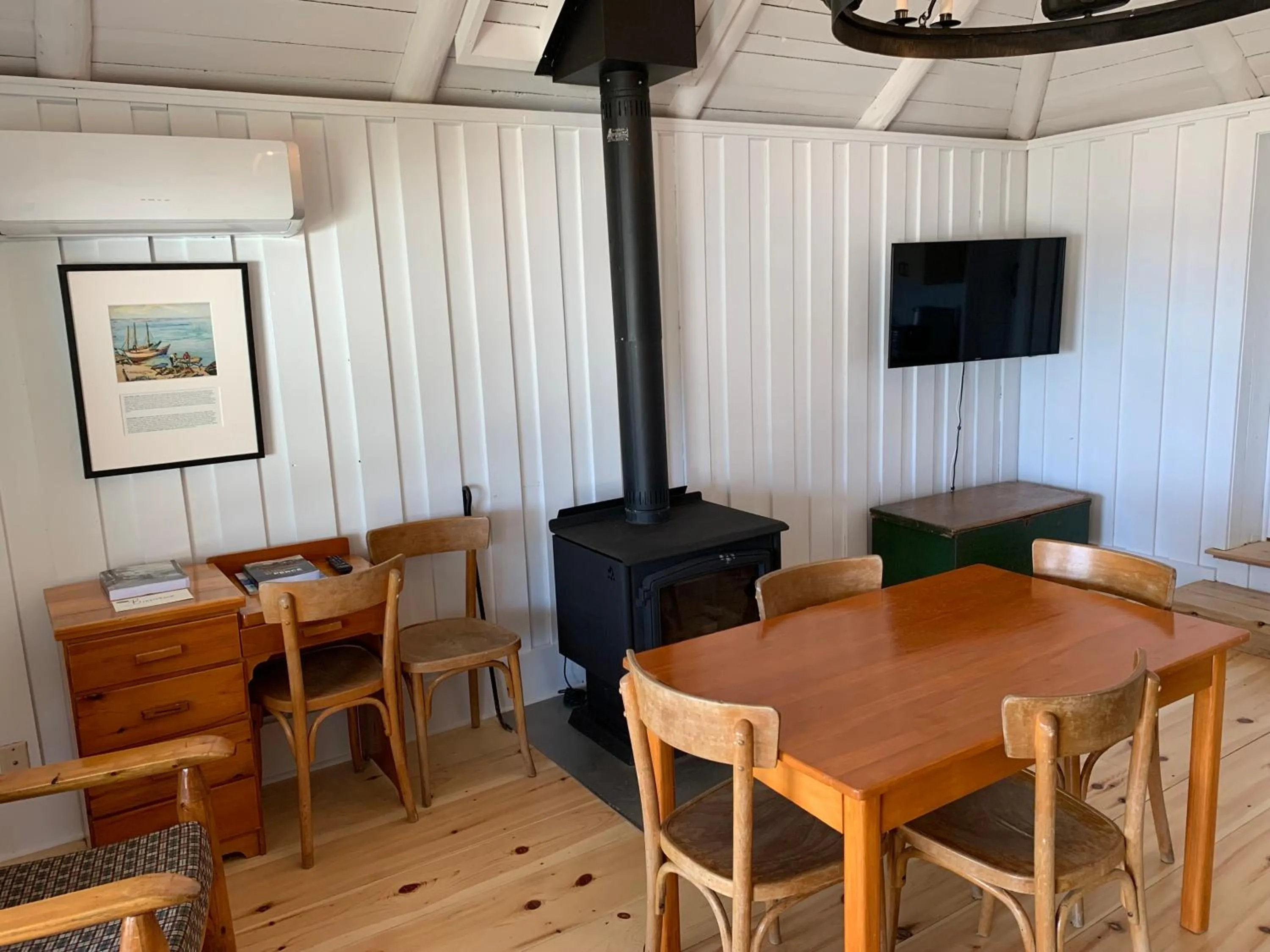 Communal lounge/ TV room in Au Pic de l'Aurore Motel-Chalets