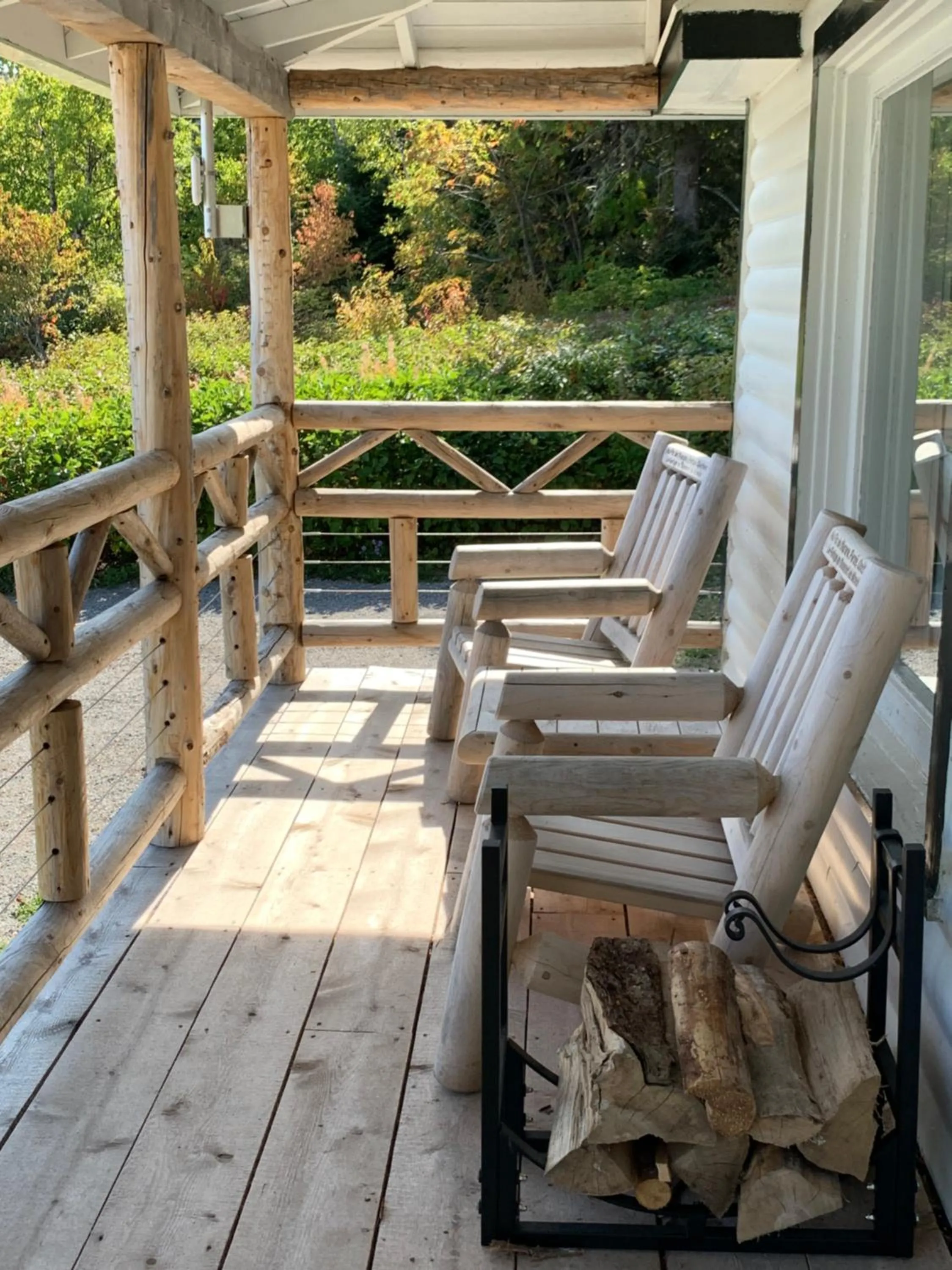 Patio in Au Pic de l'Aurore Motel-Chalets