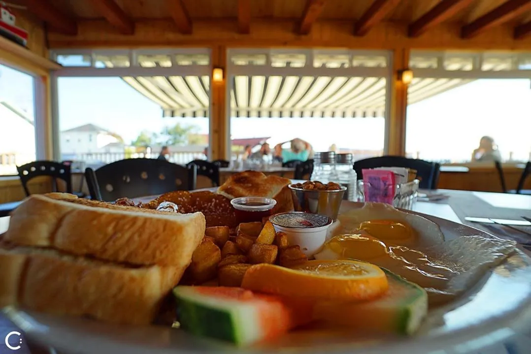 Restaurant/places to eat in Hotel-Motel Fleur de Lys