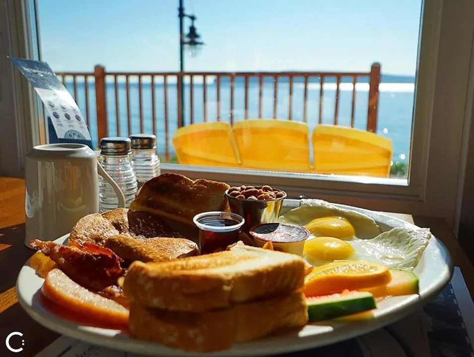 Restaurant/places to eat in Hotel-Motel Fleur de Lys