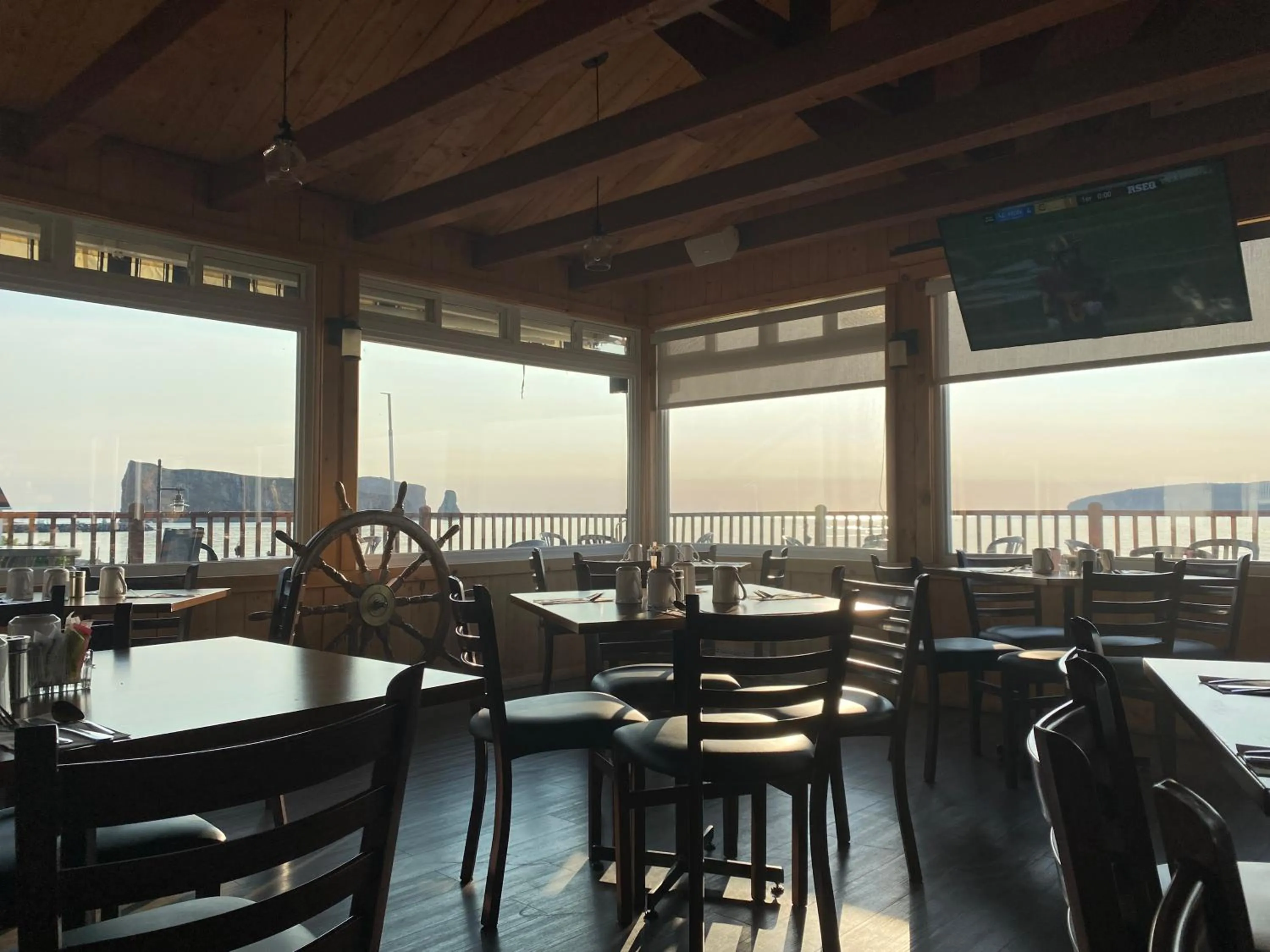 Restaurant/places to eat in Hotel-Motel Fleur de Lys