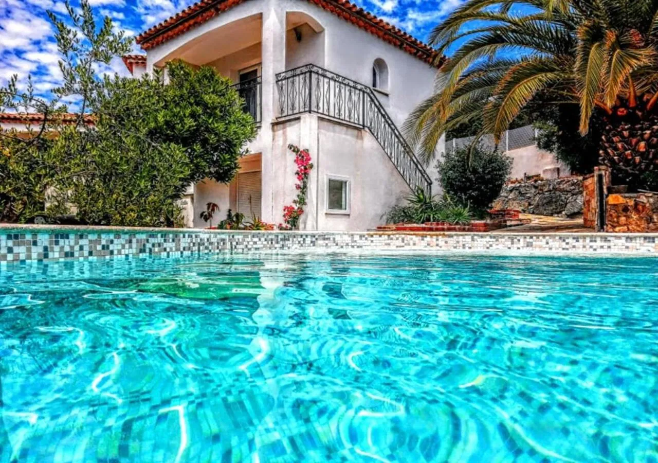Swimming pool in Maxima Sunset
