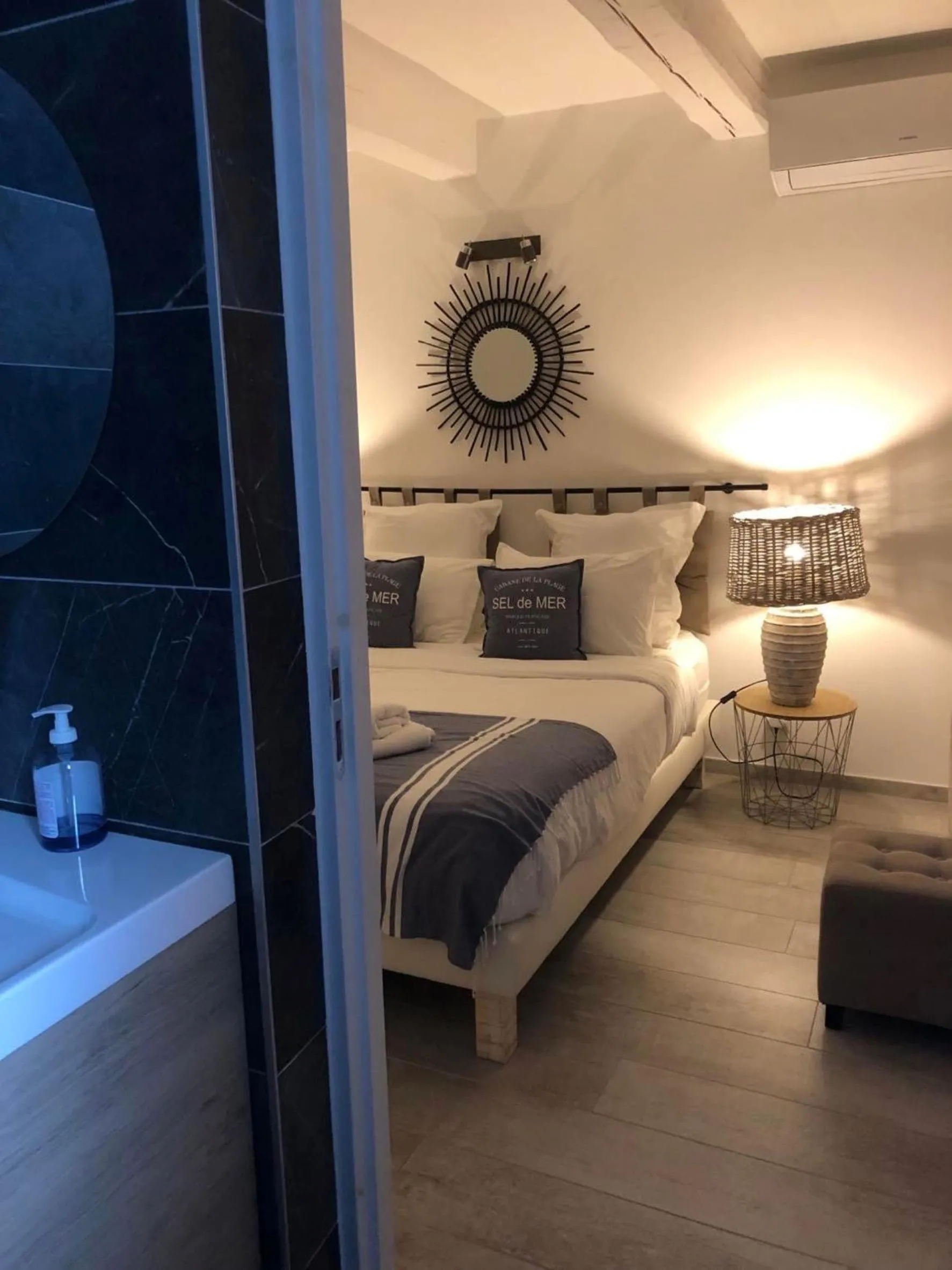 Photo of the whole room, Bed in Maxima Sunset
