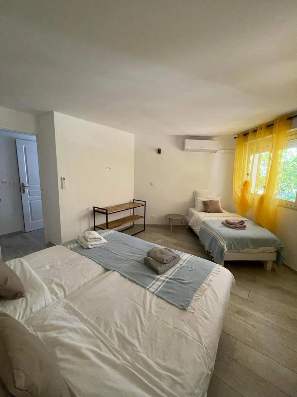 Bedroom, Bed in Maxima Sunset