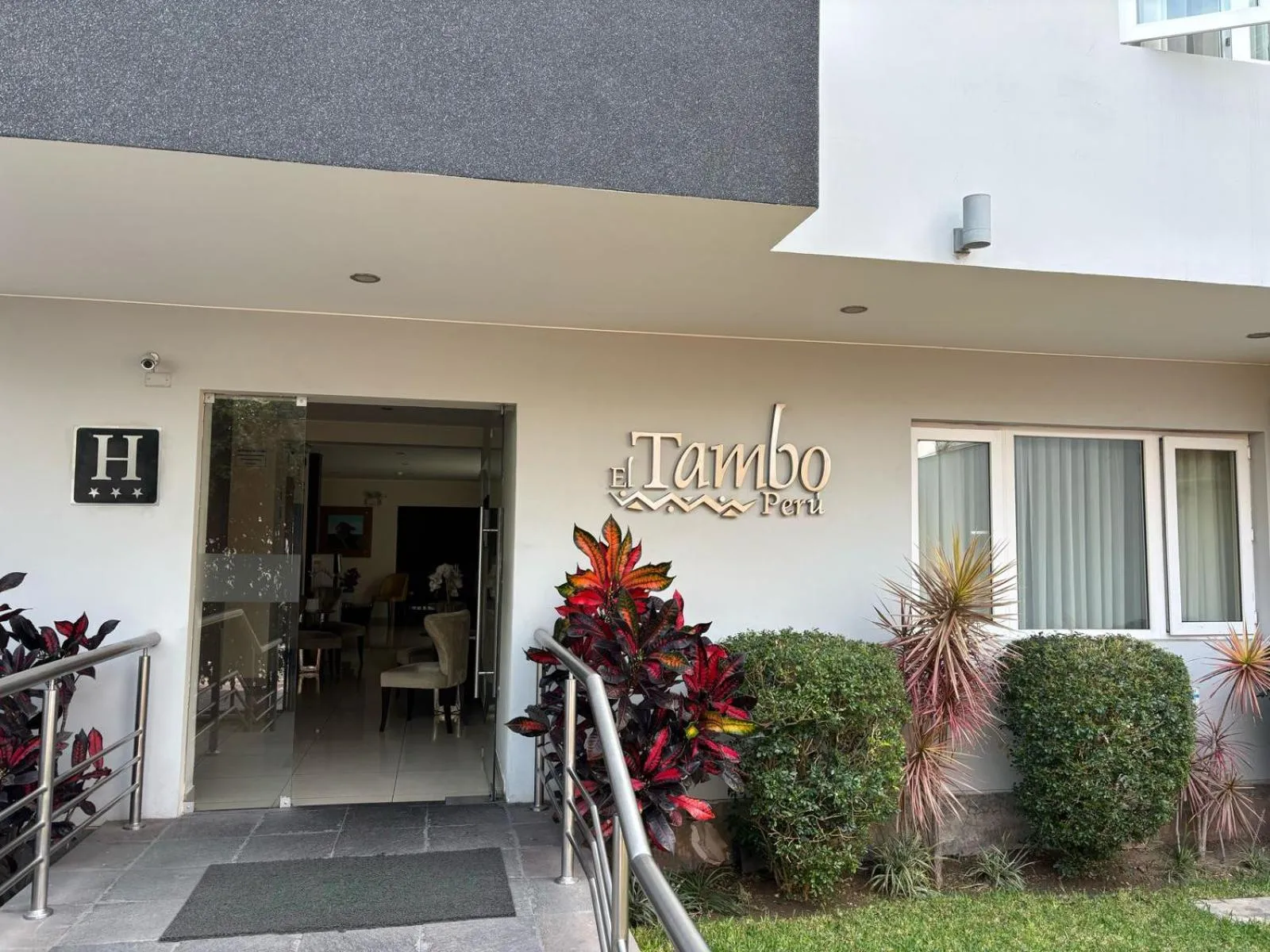 Facade/entrance in Tambo Dos de Mayo