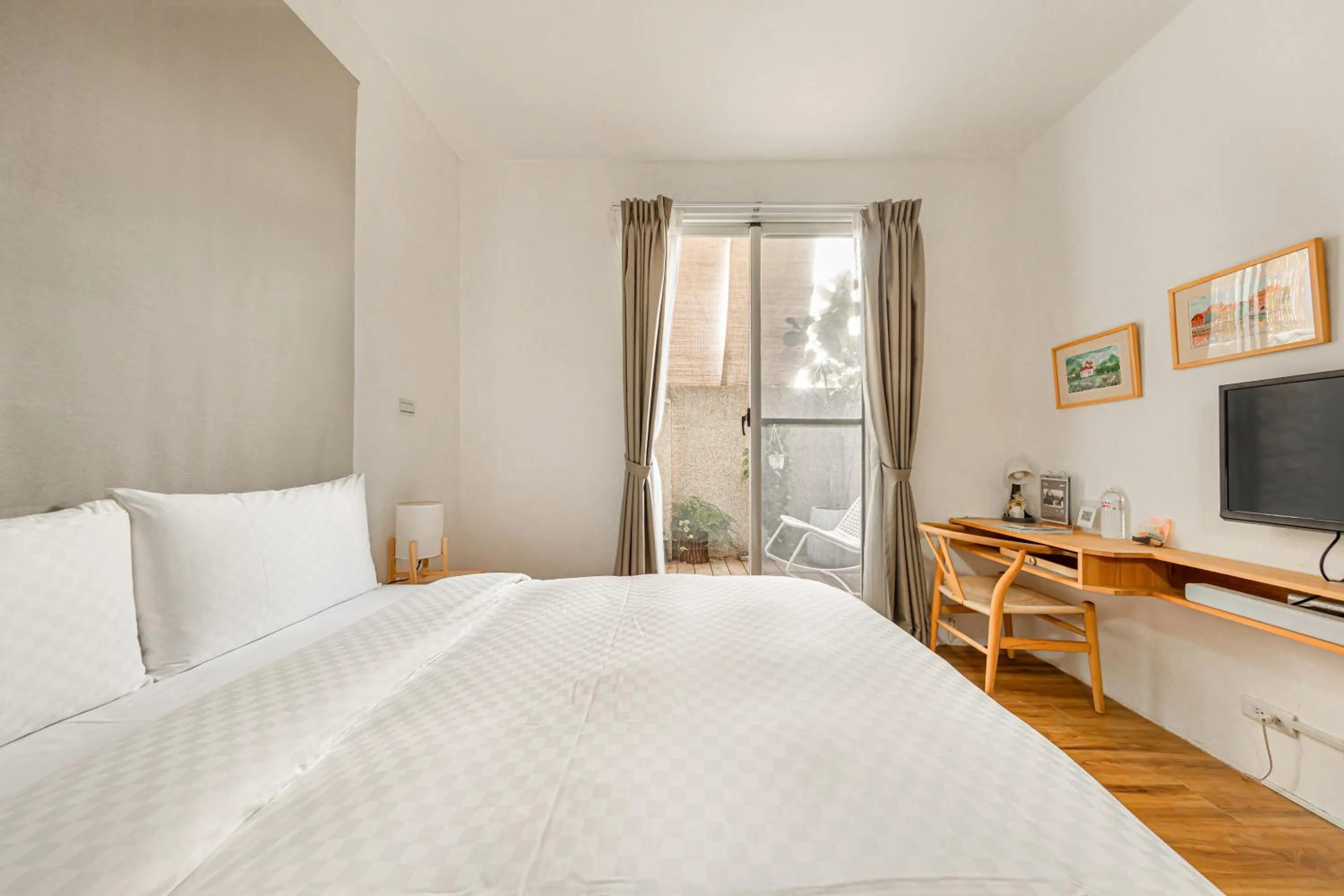 Photo of the whole room, Bed in IsShoNi house