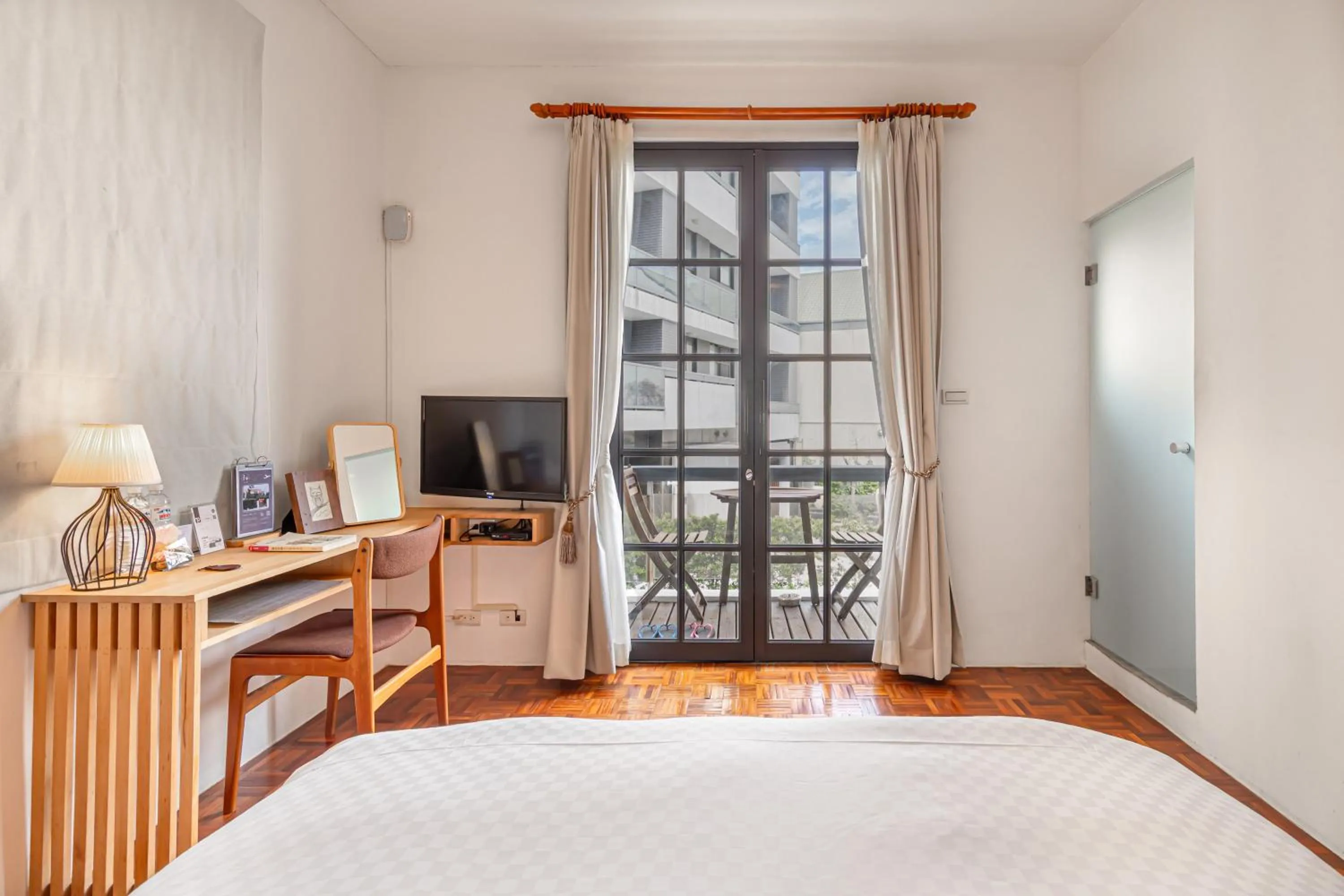 Photo of the whole room, Bed in IsShoNi house