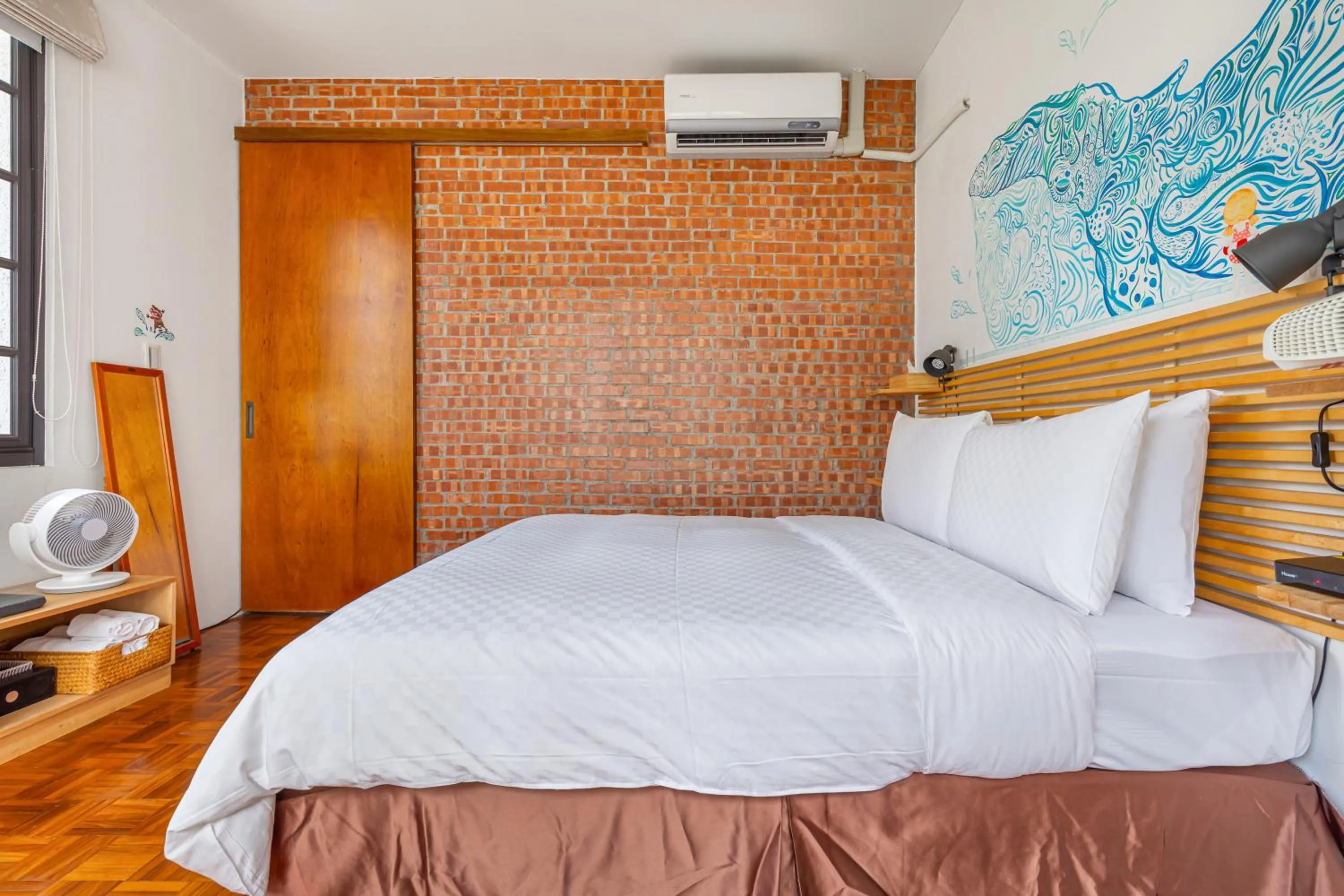 Photo of the whole room, Bed in IsShoNi house