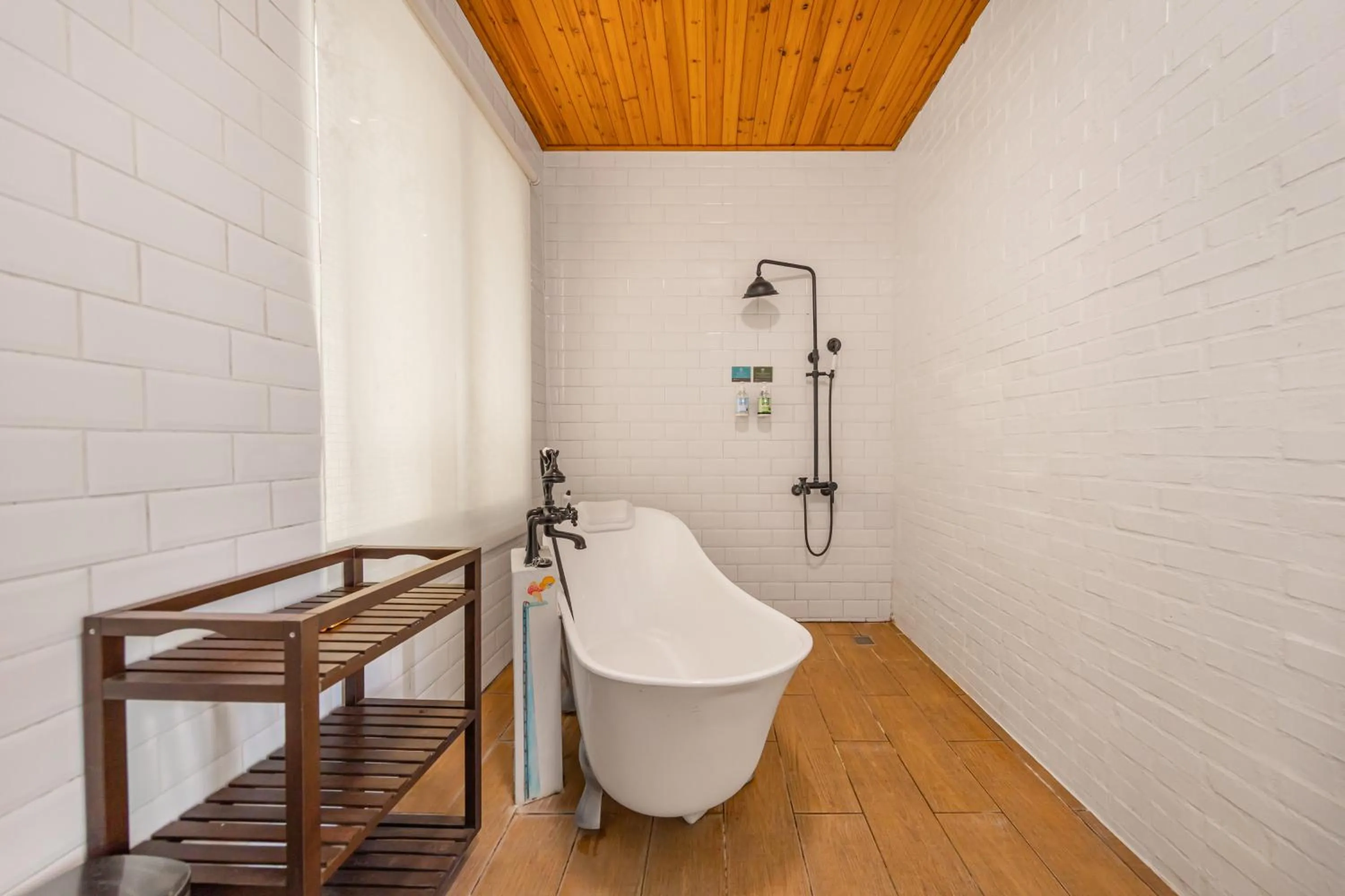 Bathroom in IsShoNi house
