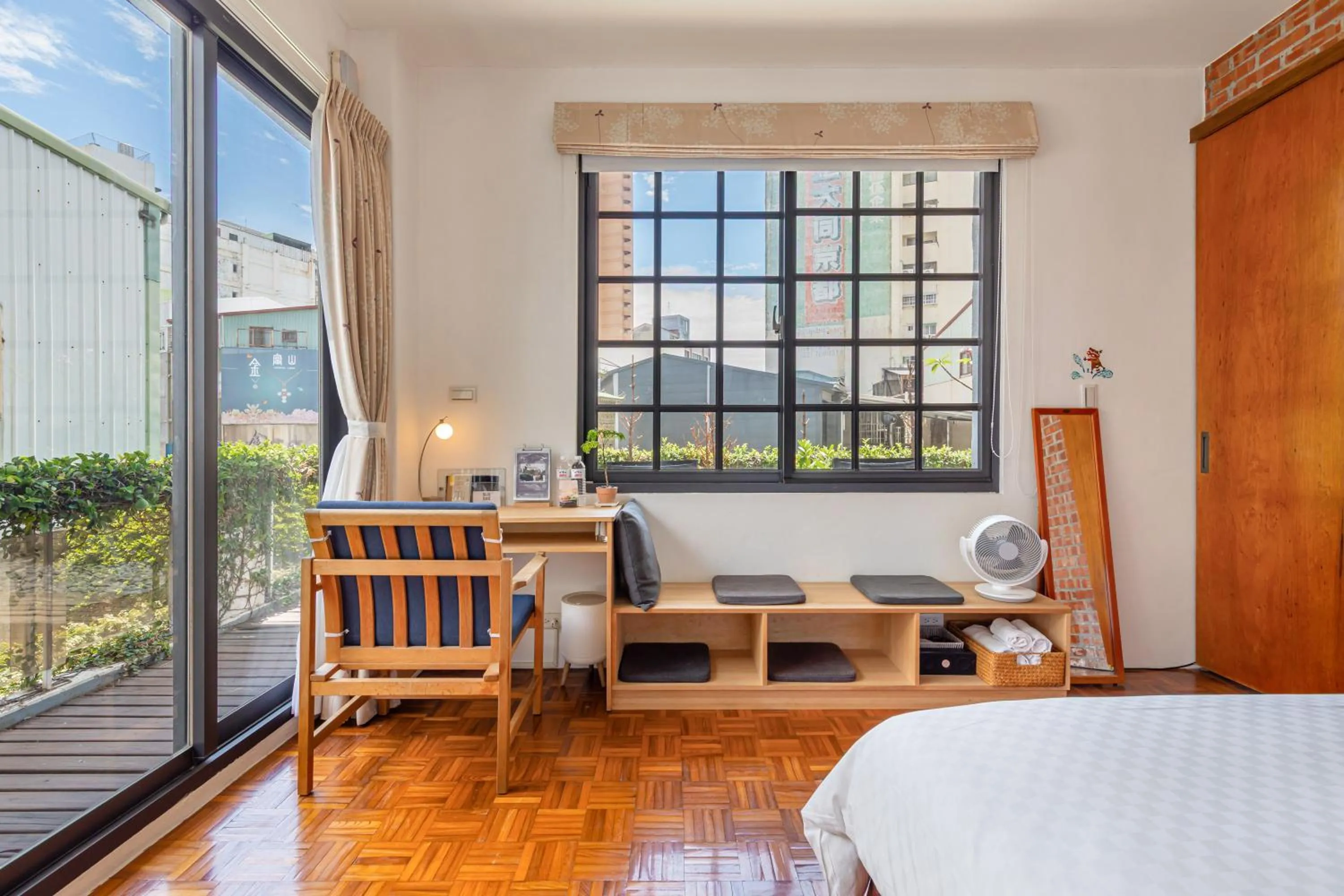 Photo of the whole room, Bed in IsShoNi house