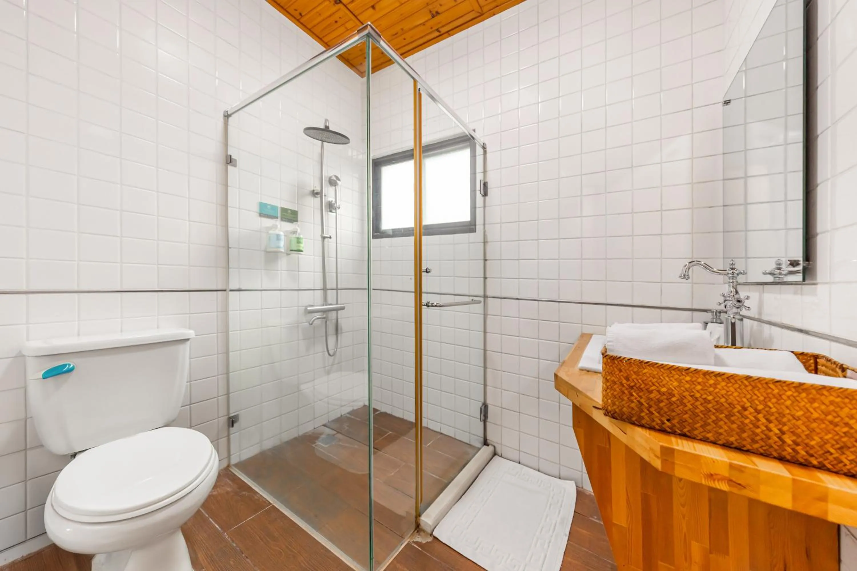 Bathroom in IsShoNi house