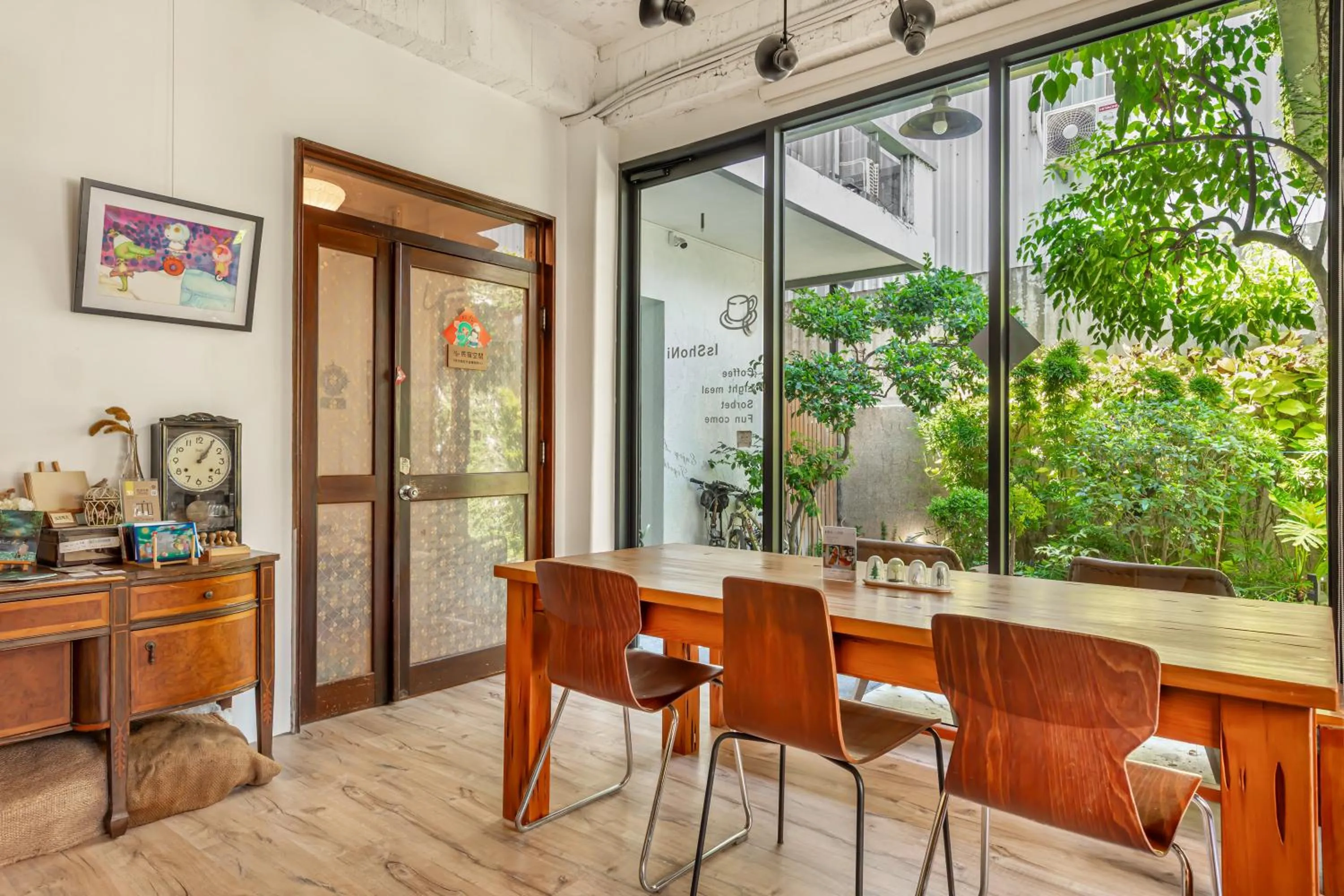 Restaurant/places to eat in IsShoNi house