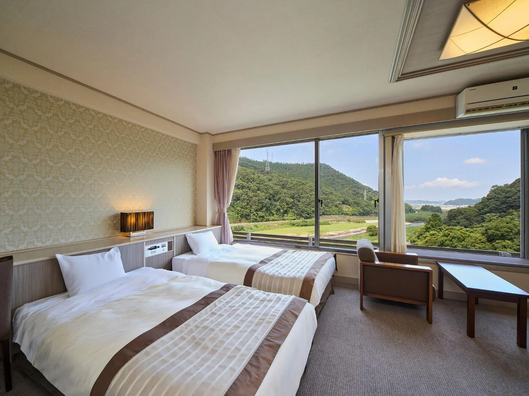 Photo of the whole room, Bed in Misasa Royal Hotel