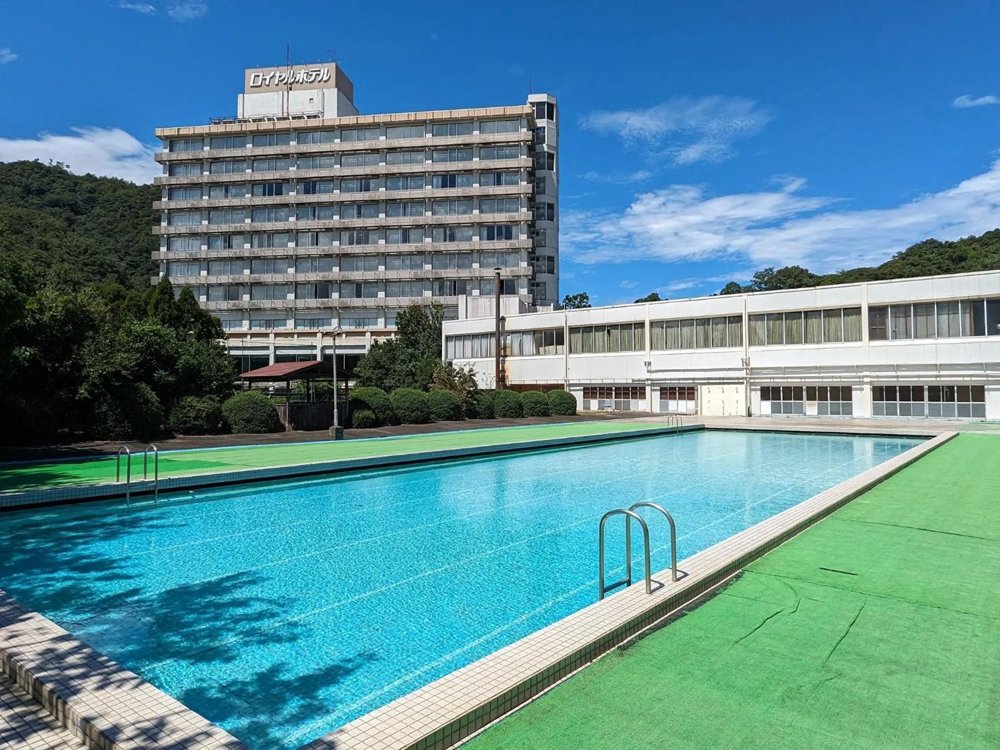 Swimming pool in Misasa Royal Hotel