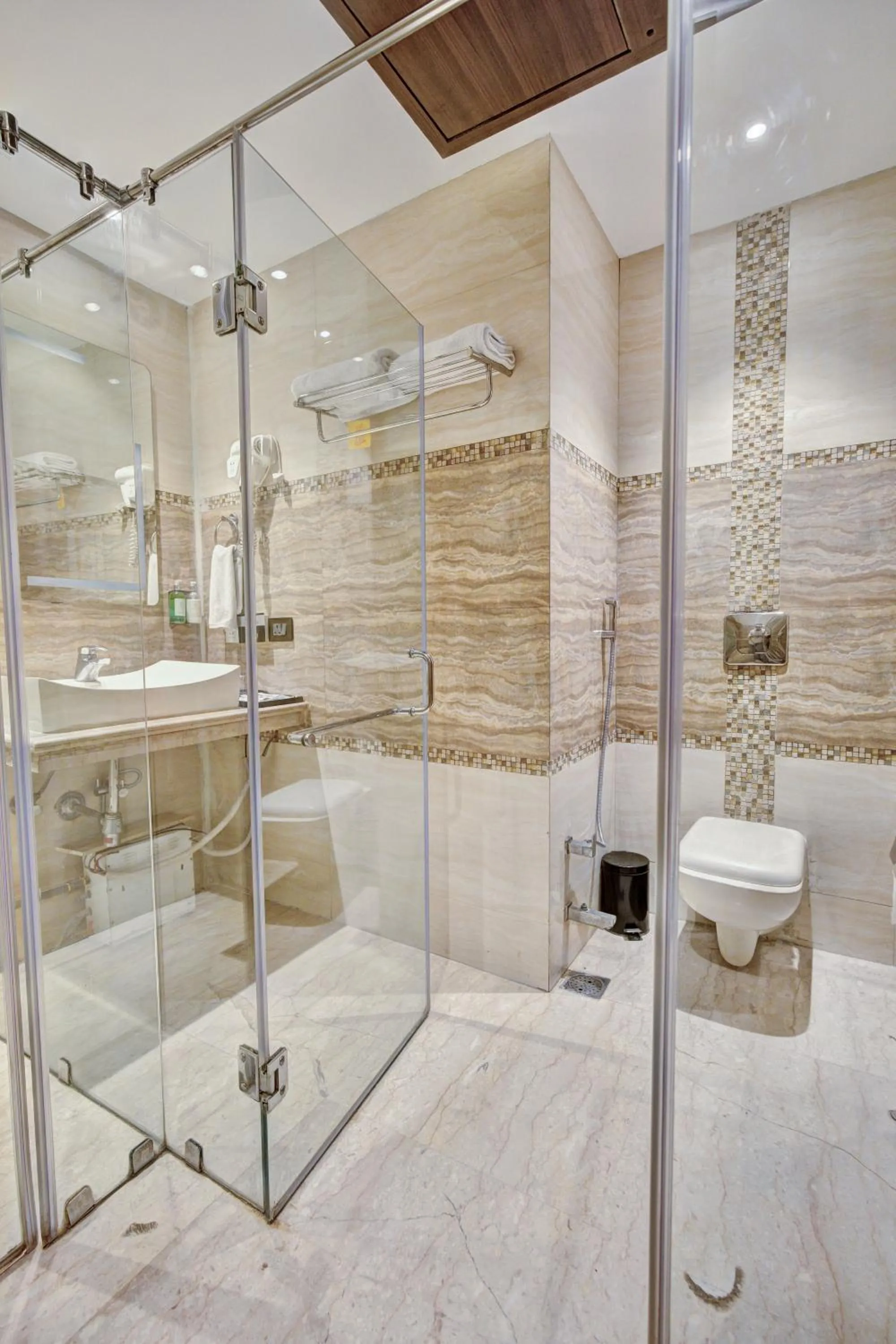 Shower in THE SINGH EMPIRE,New Delhi City Centre