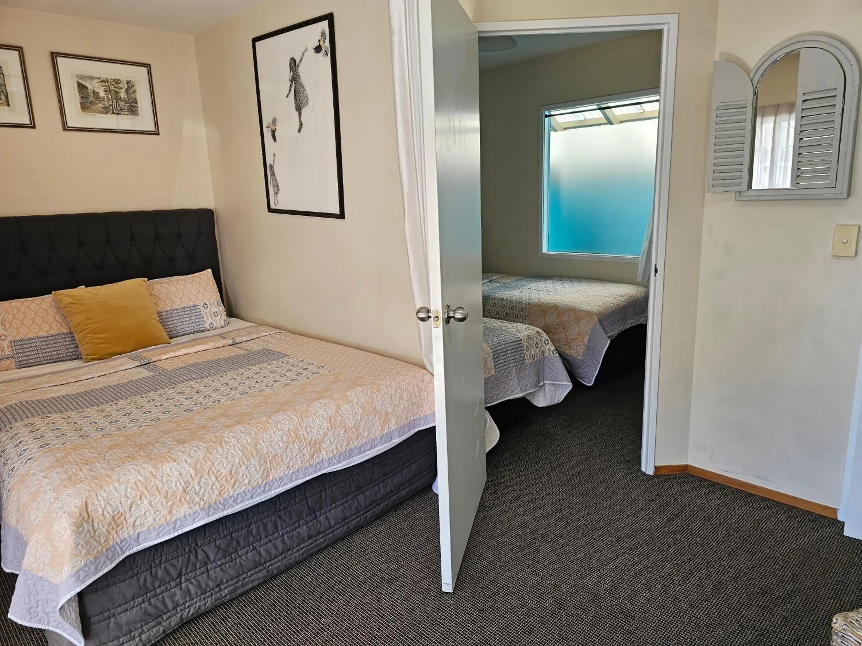 Family Room with Free Netflix in Albert Number 6 Family Room with Free Netflix in Albert Number 6