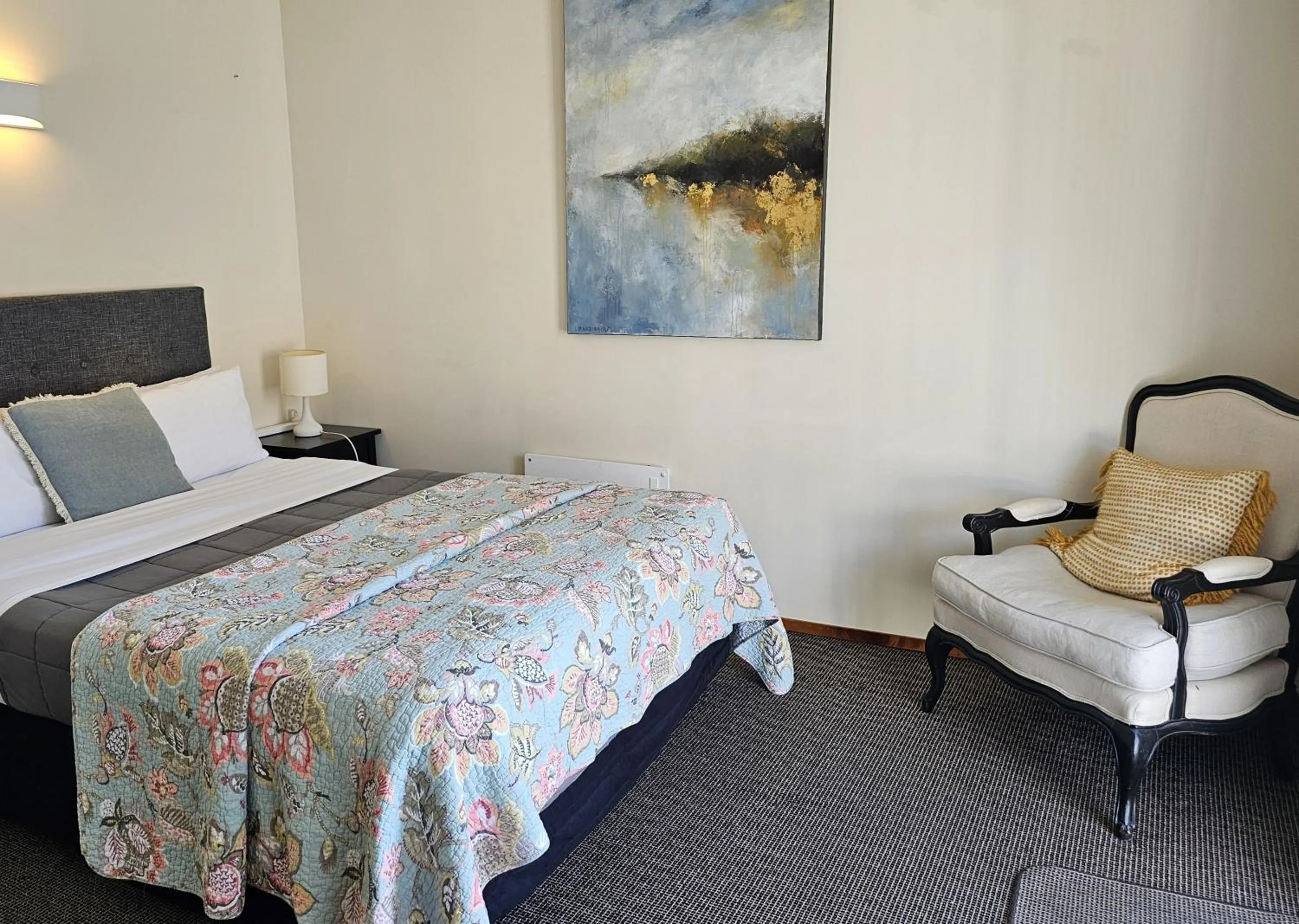 Photo of the whole room, Bed in Albert Number 6