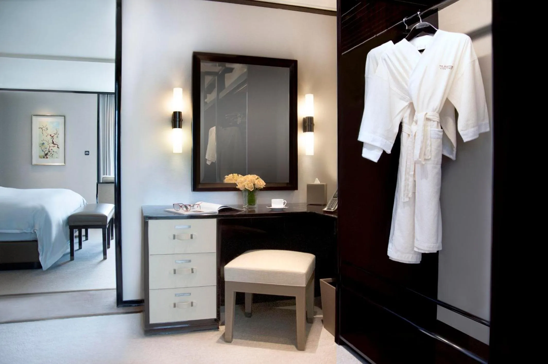 wardrobe, Bed in The Peninsula Hong Kong