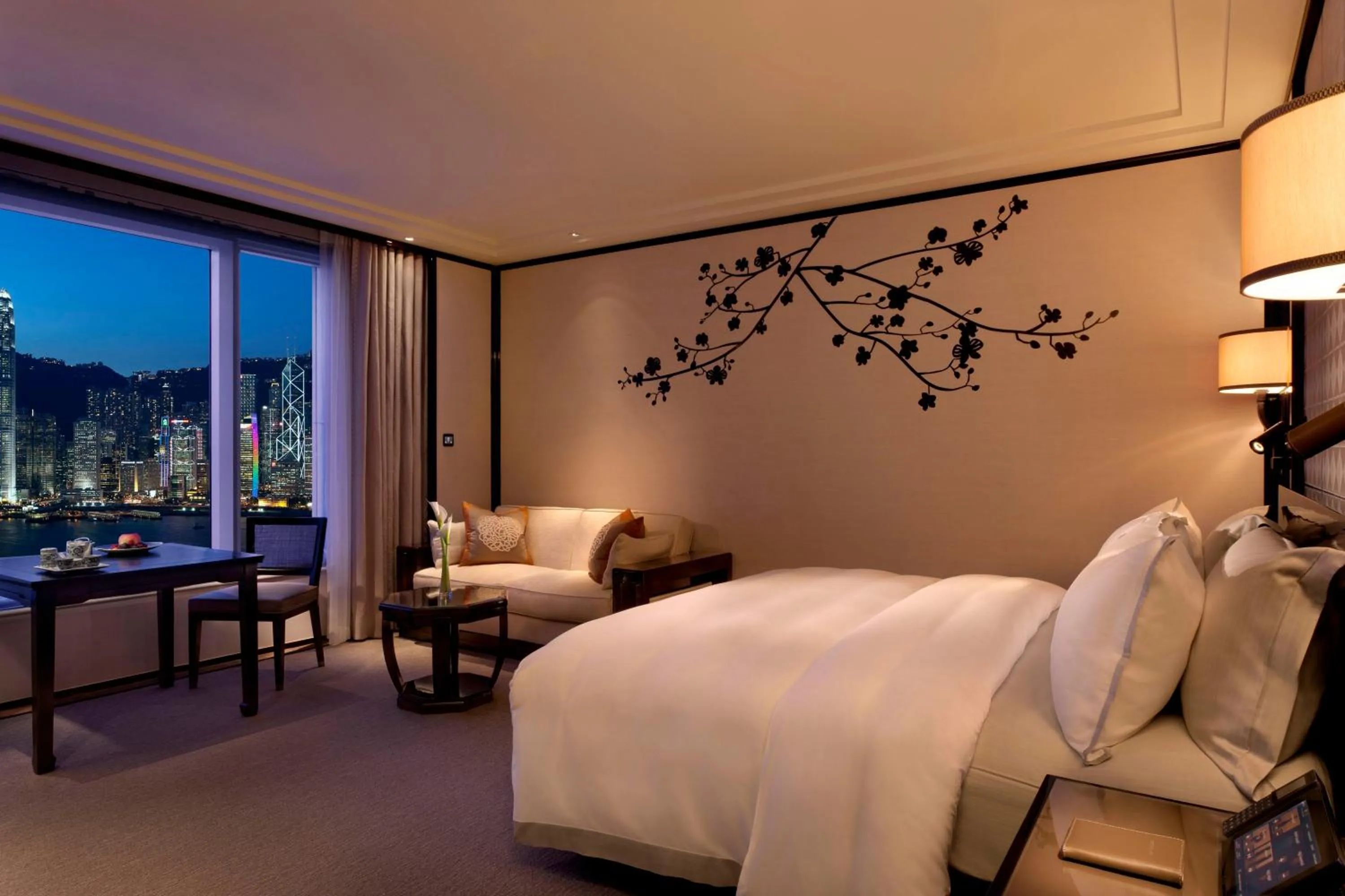View (from property/room), Bed in The Peninsula Hong Kong