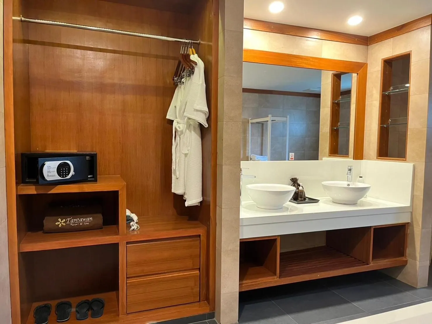 wardrobe in Villa Tantawan Resort - Private Pool Villas