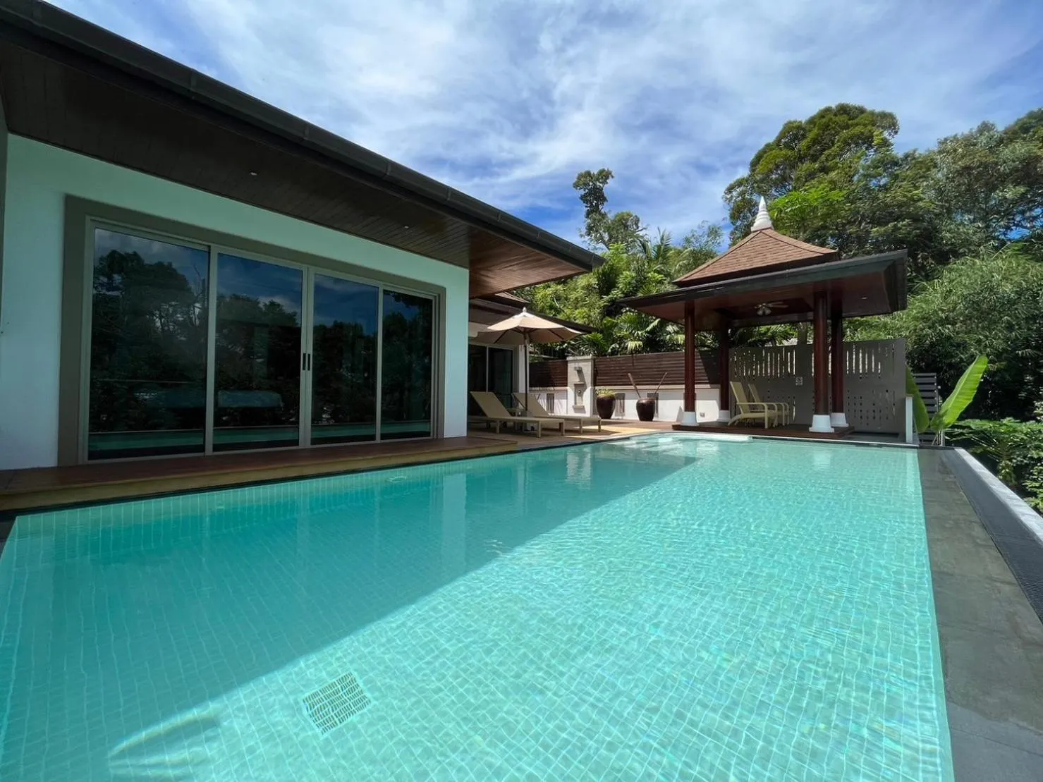 Swimming pool in Villa Tantawan Resort - Private Pool Villas