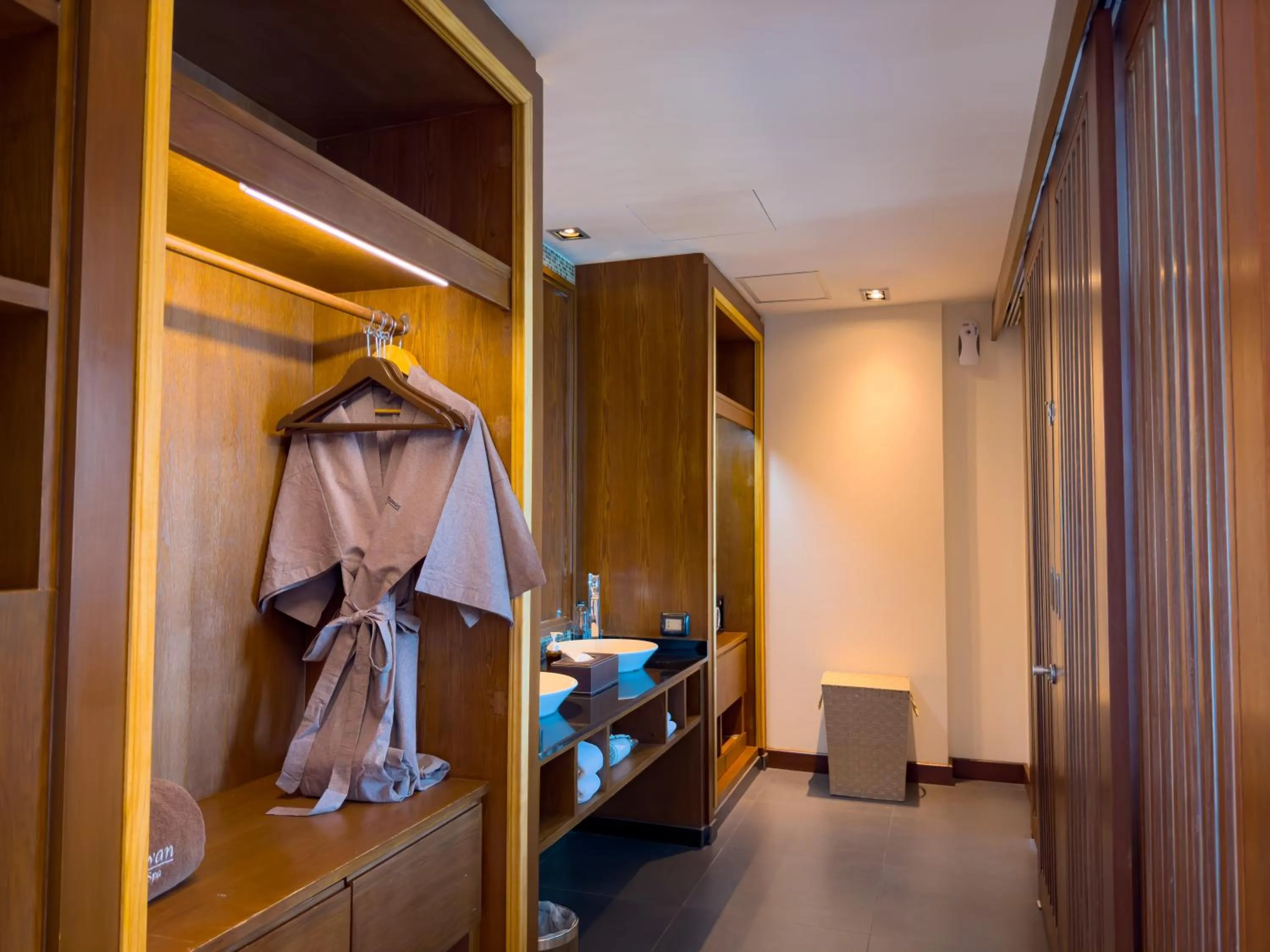 wardrobe, Bed in Villa Tantawan Resort - Private Pool Villas