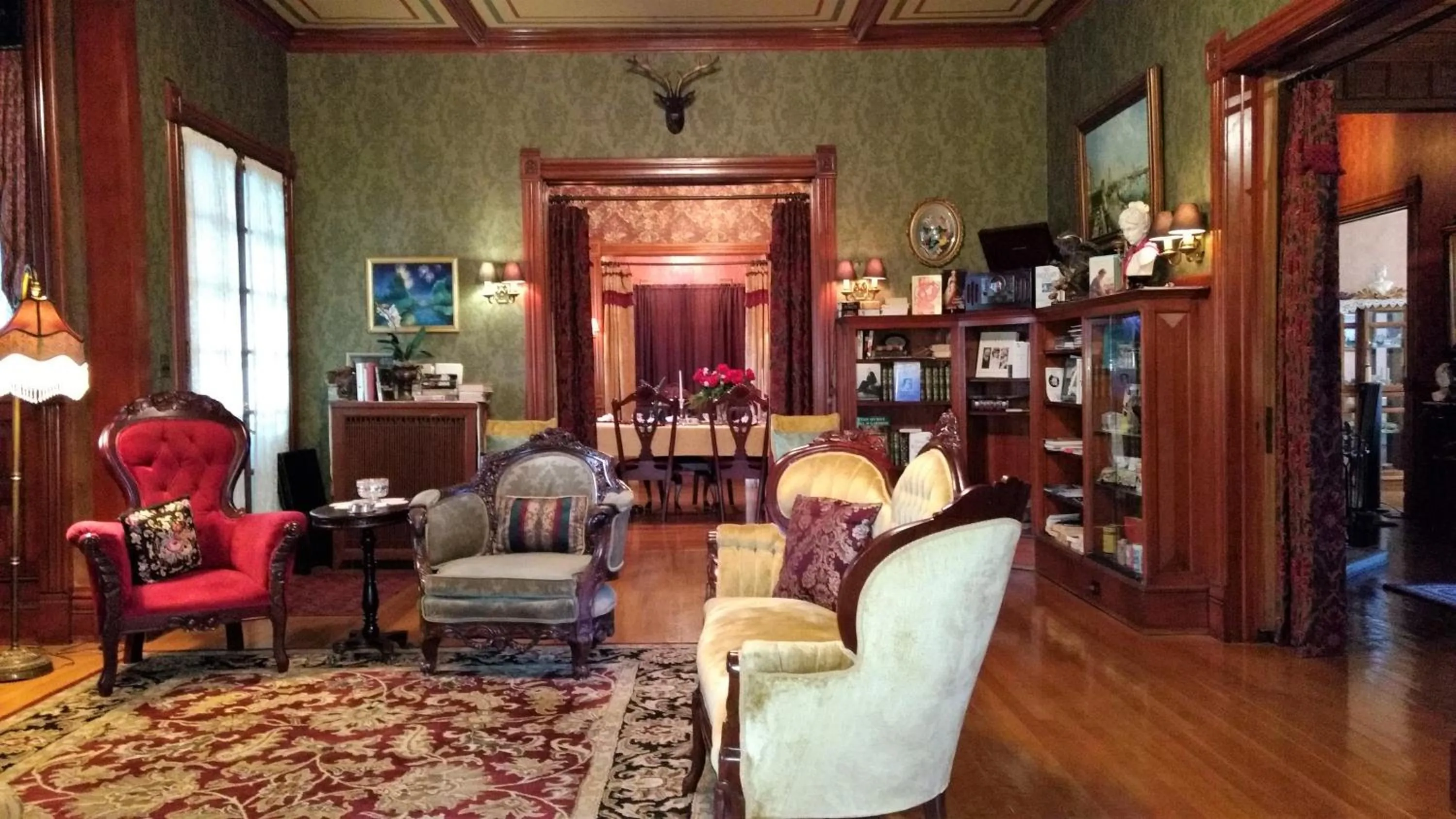 Living room in Alexander Mansion Bed and Breakfast