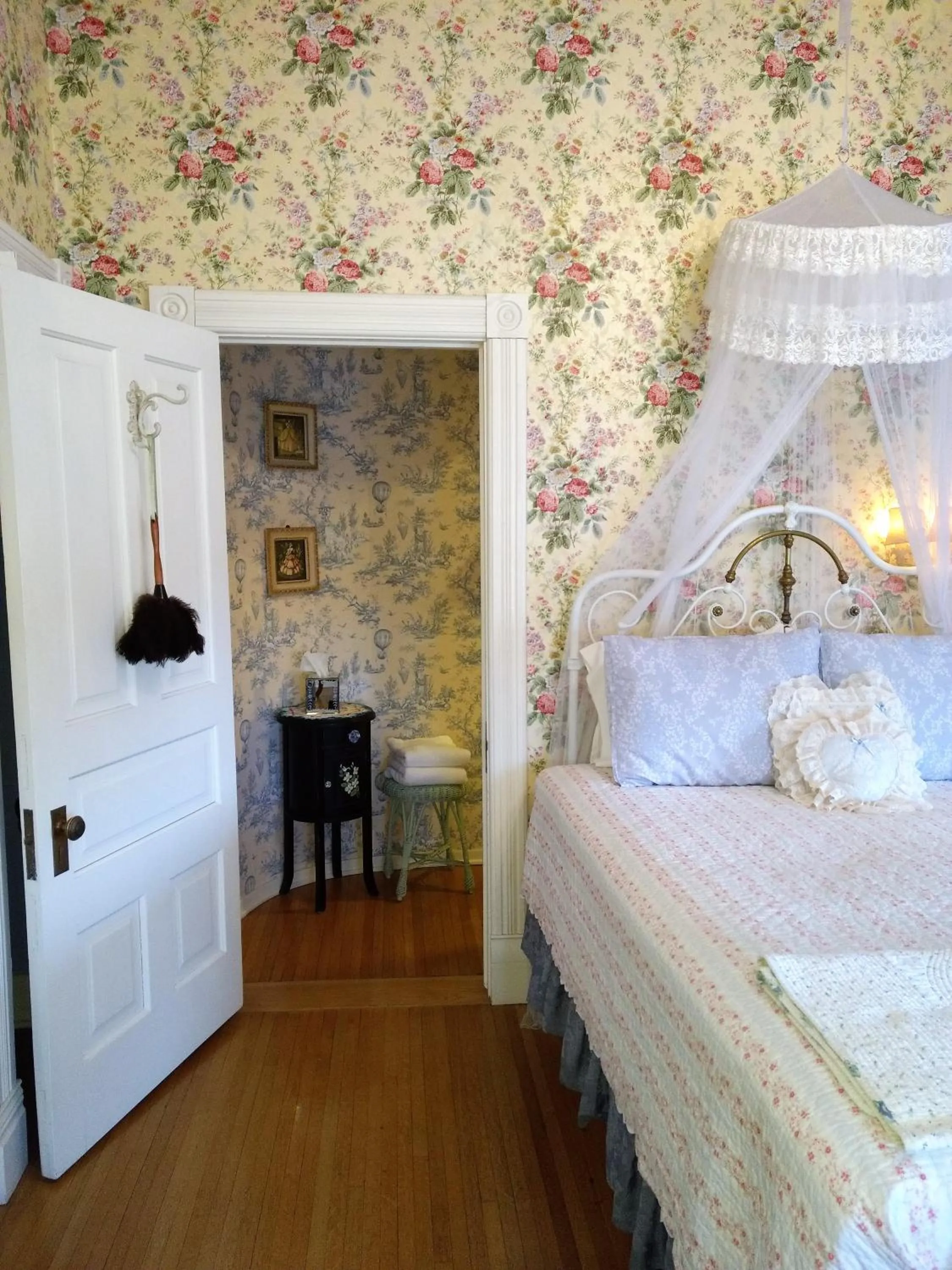 Bed in Alexander Mansion Bed and Breakfast