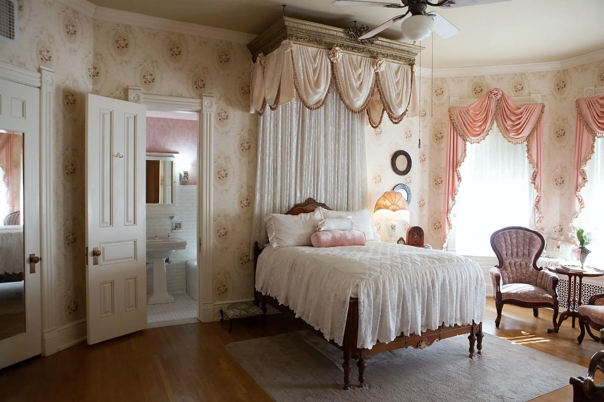 Bed in Alexander Mansion Bed and Breakfast