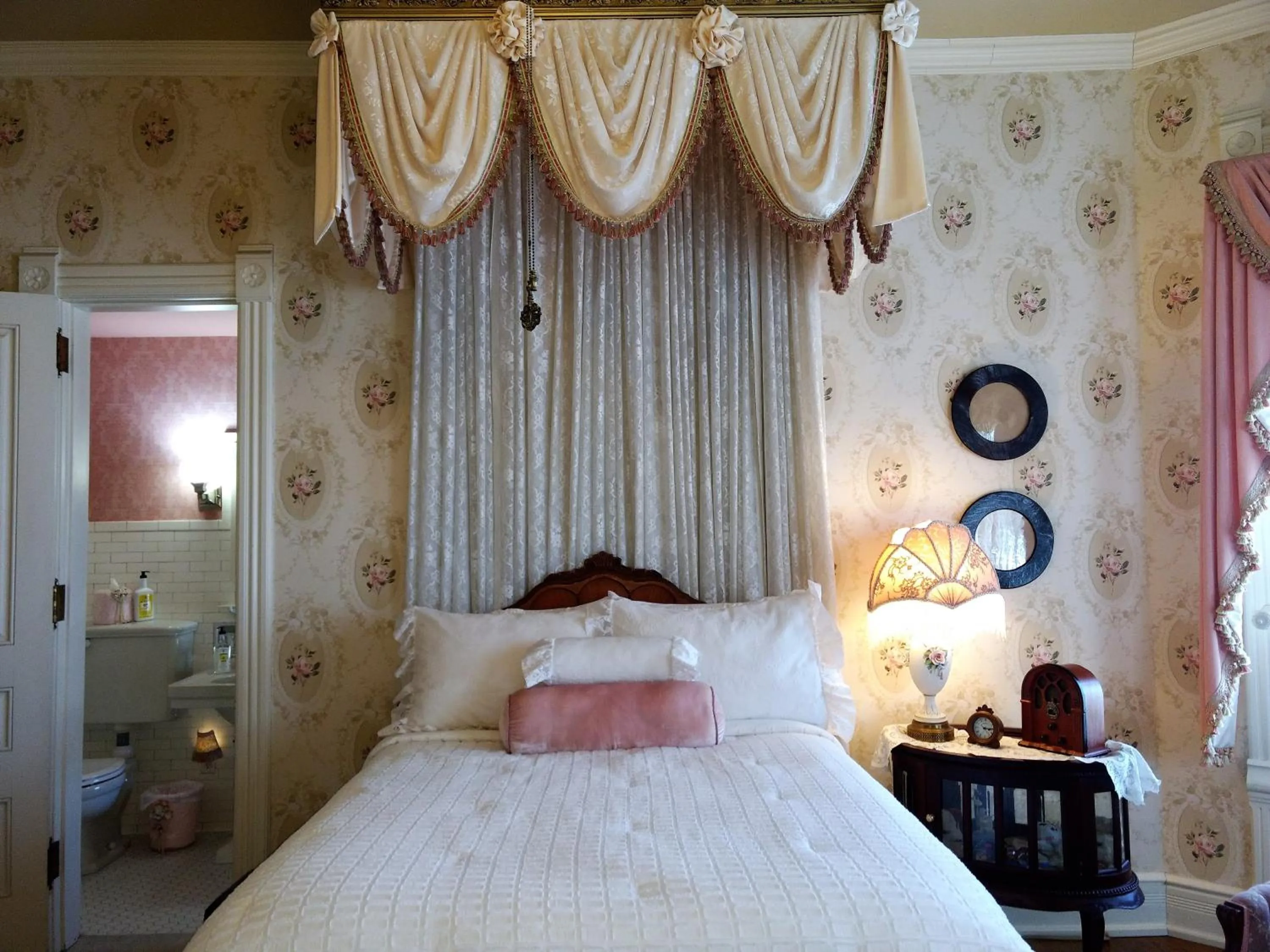 Bed in Alexander Mansion Bed and Breakfast