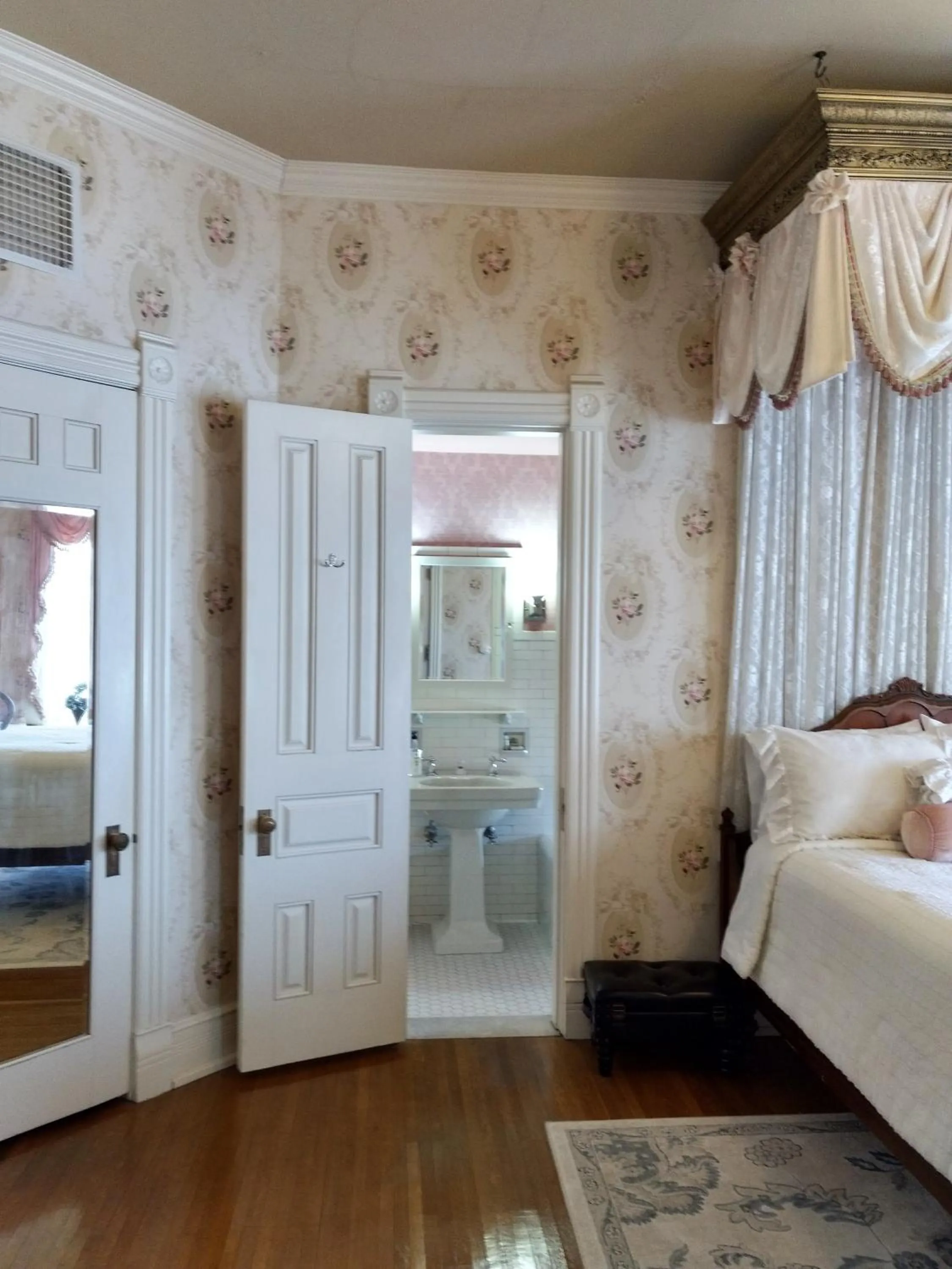 Bed in Alexander Mansion Bed and Breakfast