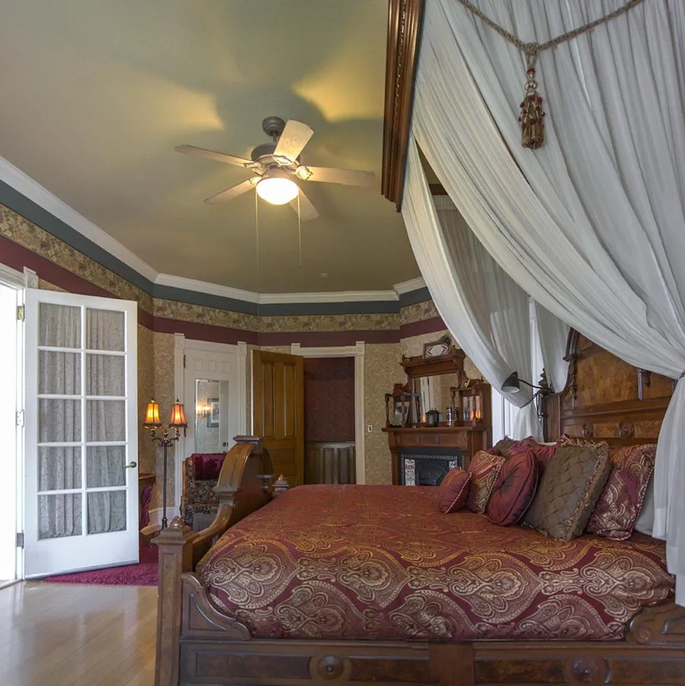 Bed in Alexander Mansion Bed and Breakfast