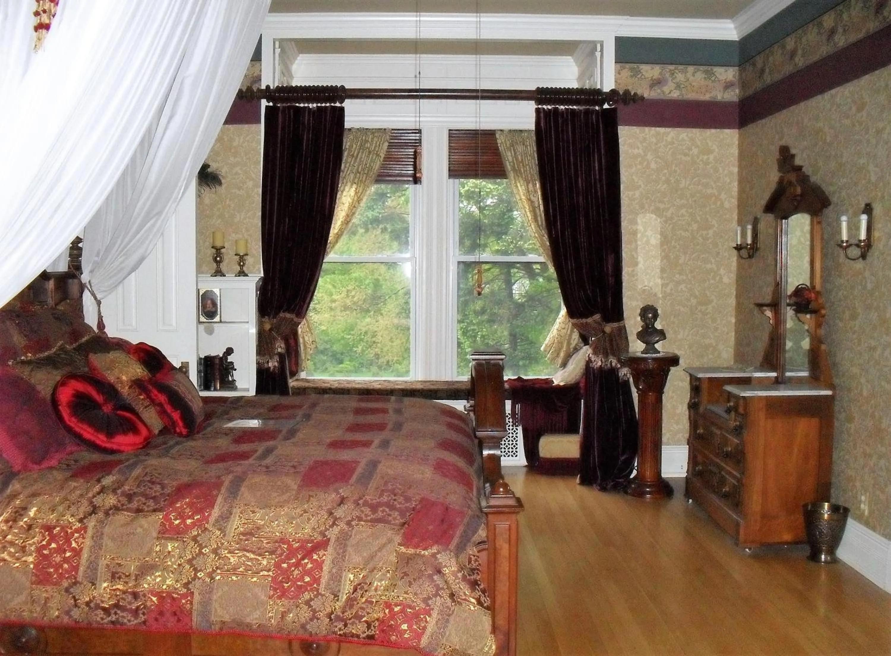 Bed in Alexander Mansion Bed and Breakfast