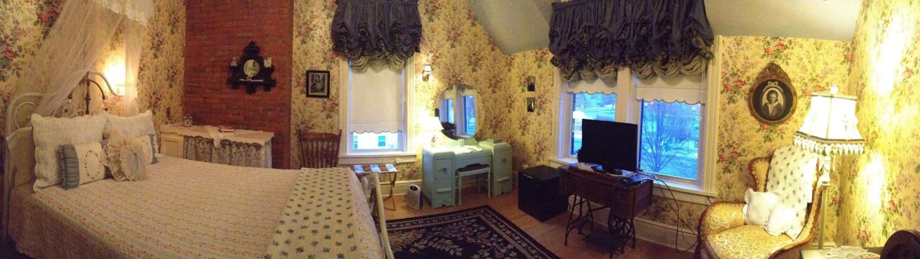 Bed in Alexander Mansion Bed and Breakfast