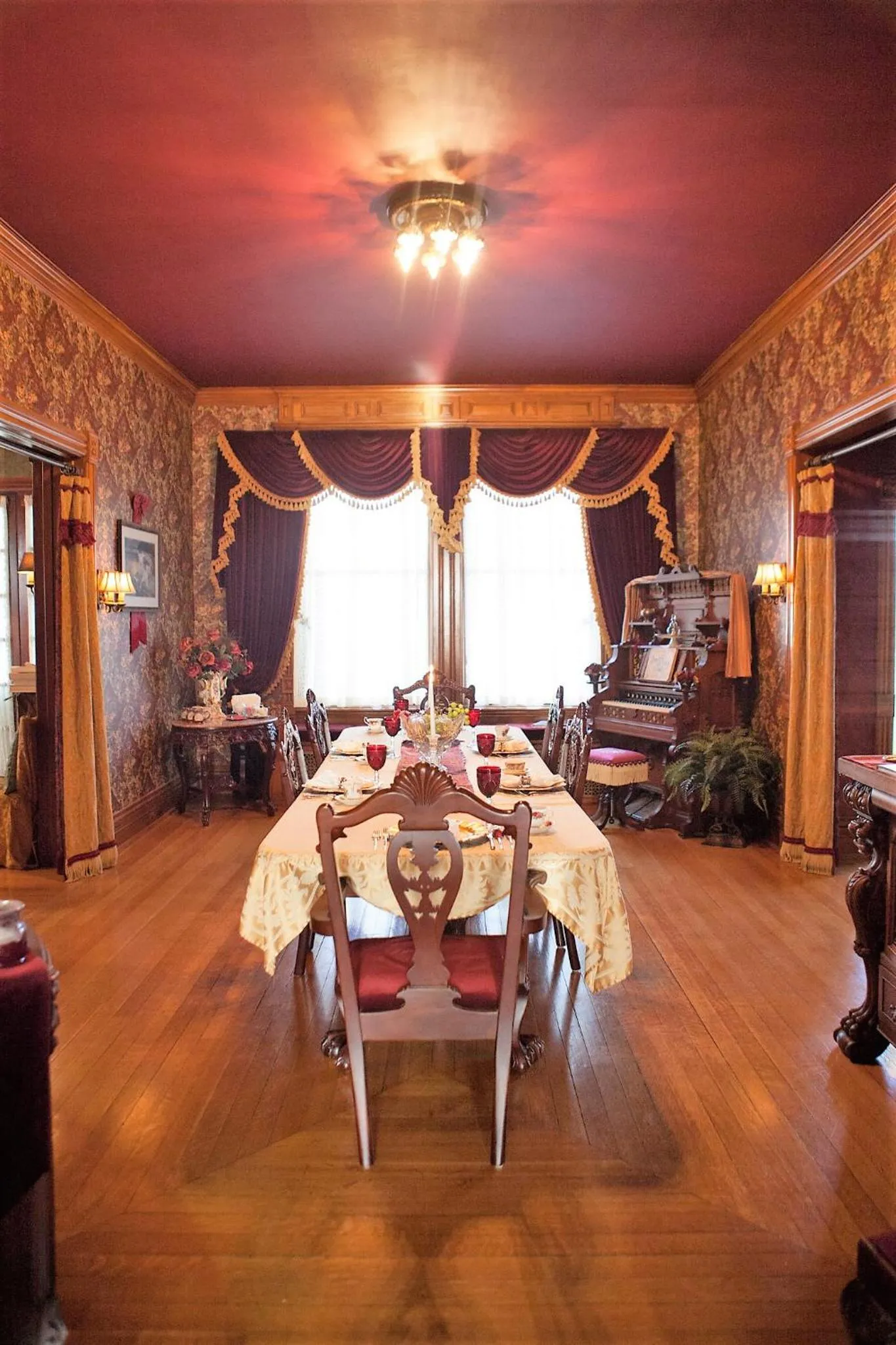 Dining area in Alexander Mansion Bed and Breakfast