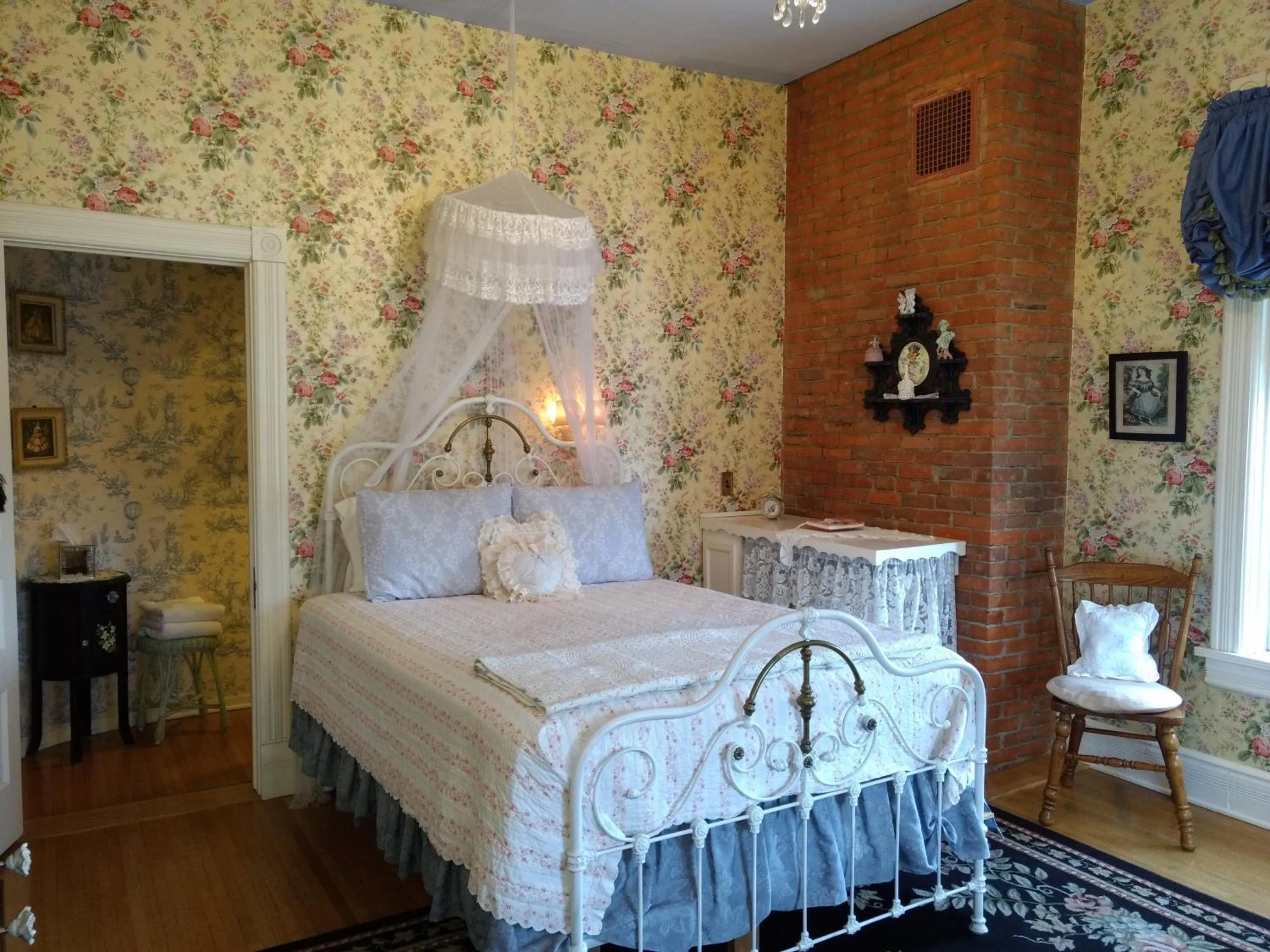 Bed in Alexander Mansion Bed and Breakfast