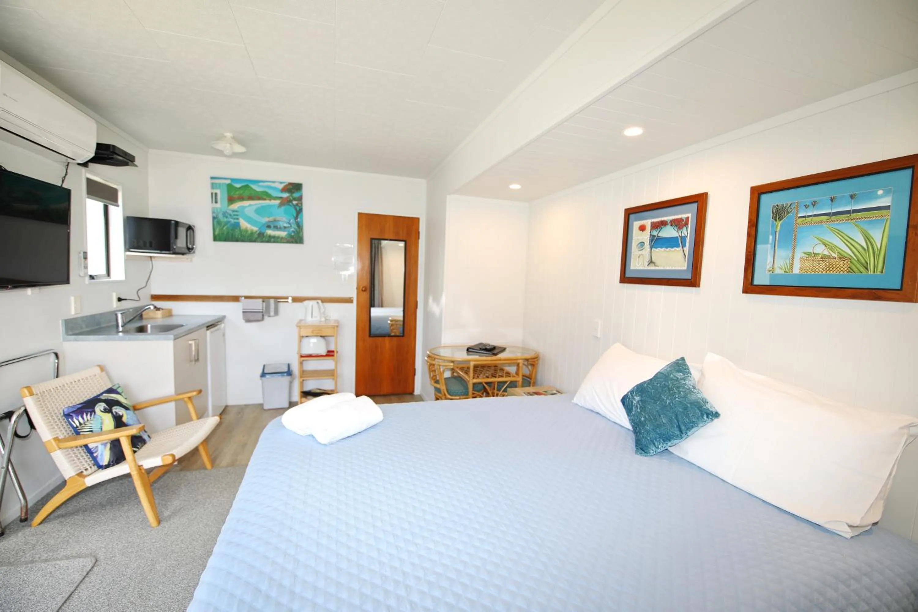 Kitchen or kitchenette, Bed in Blue Marlin Apartments