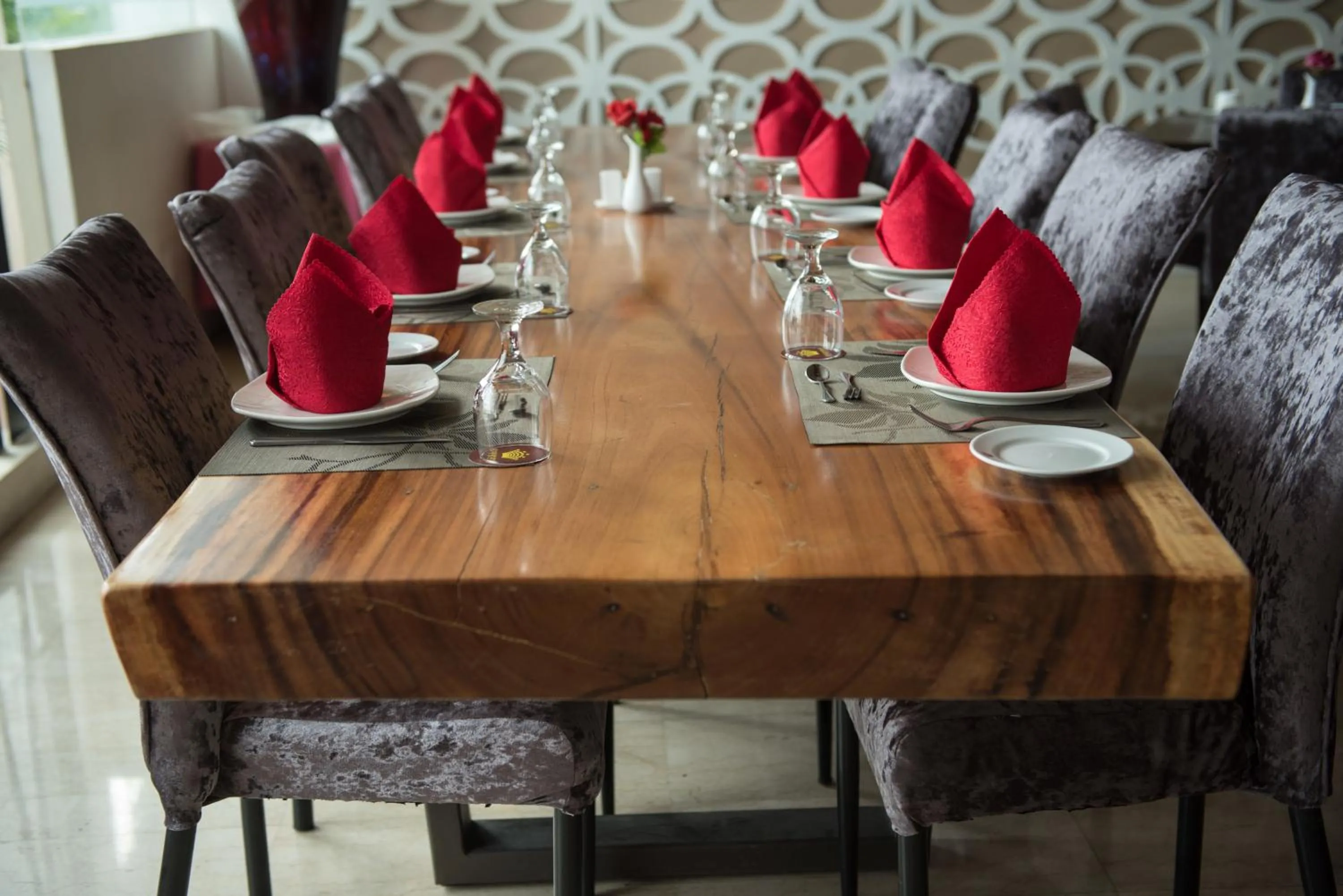 Restaurant/places to eat in Crown Vista Hotel