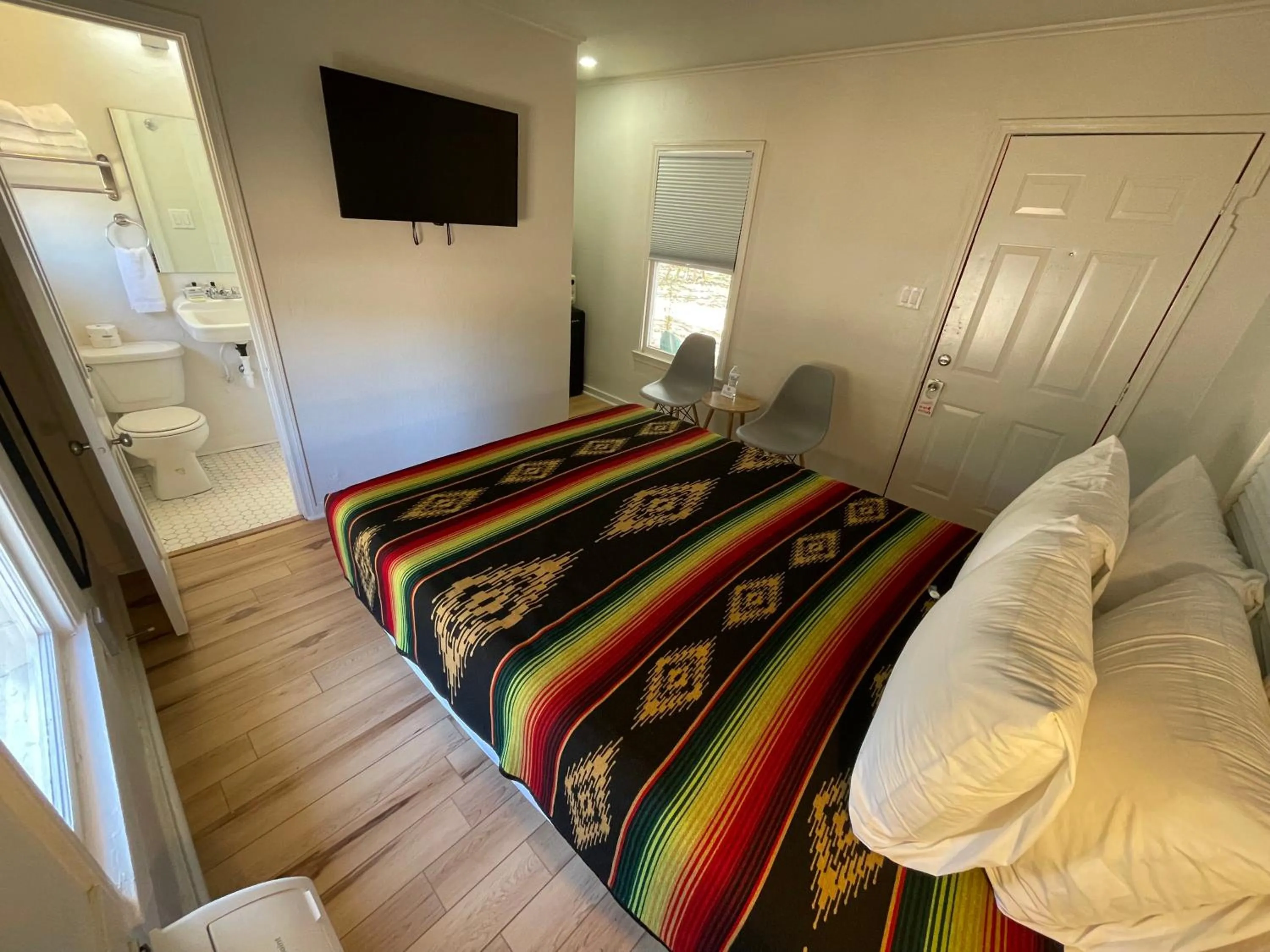Toilet, Bed in Frederick Motel