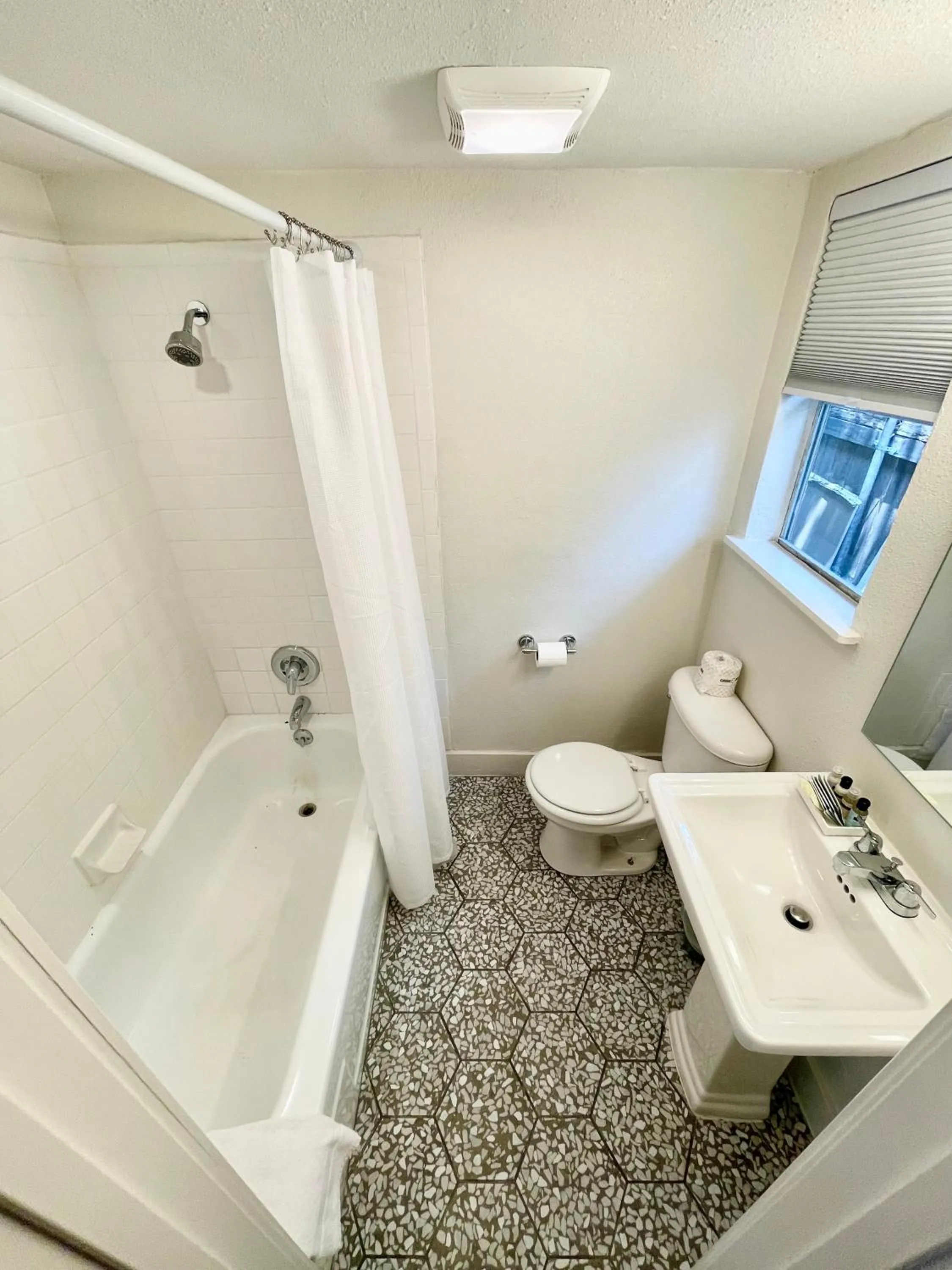 Shower in Frederick Motel