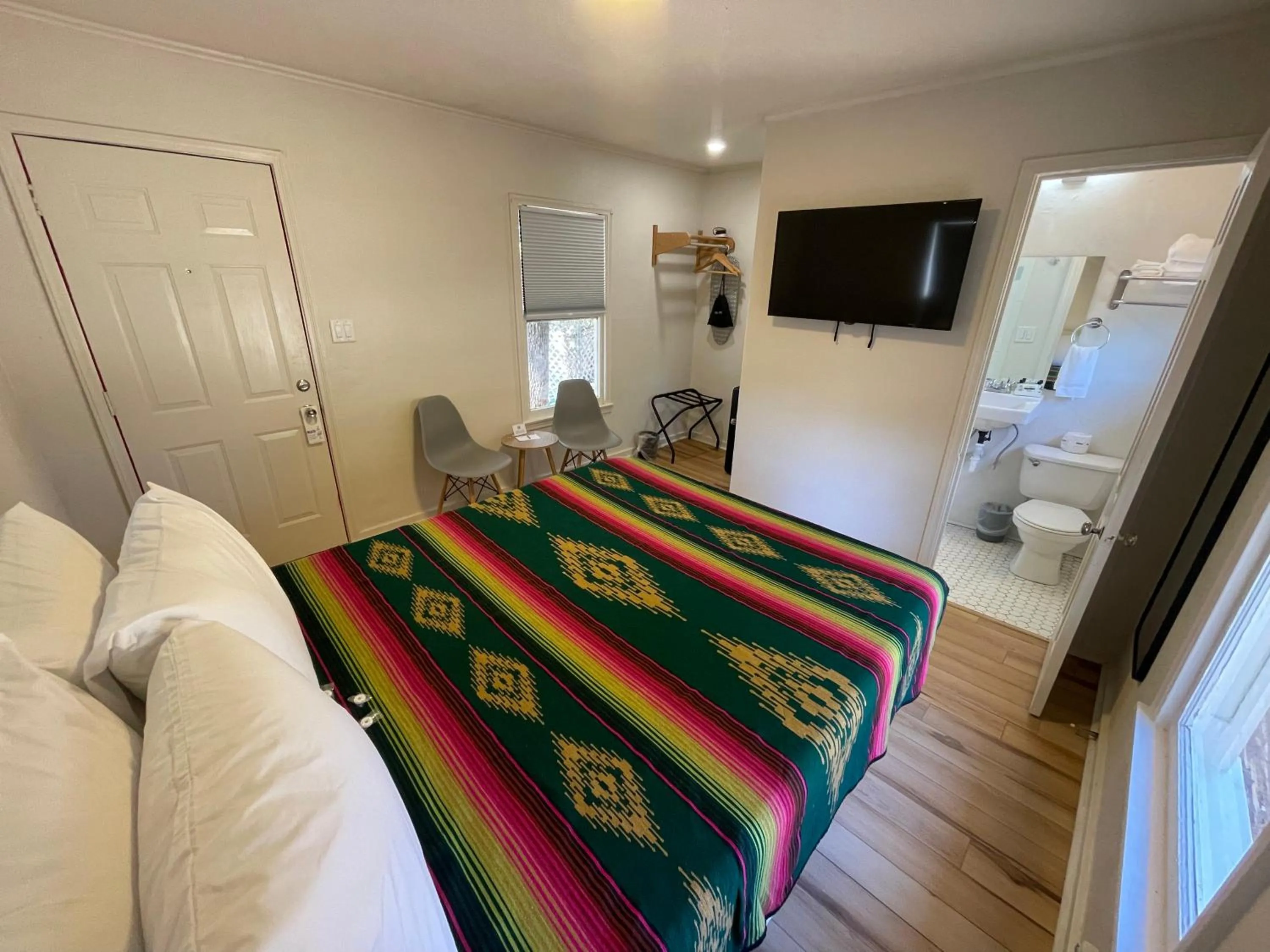 Toilet, Bed in Frederick Motel