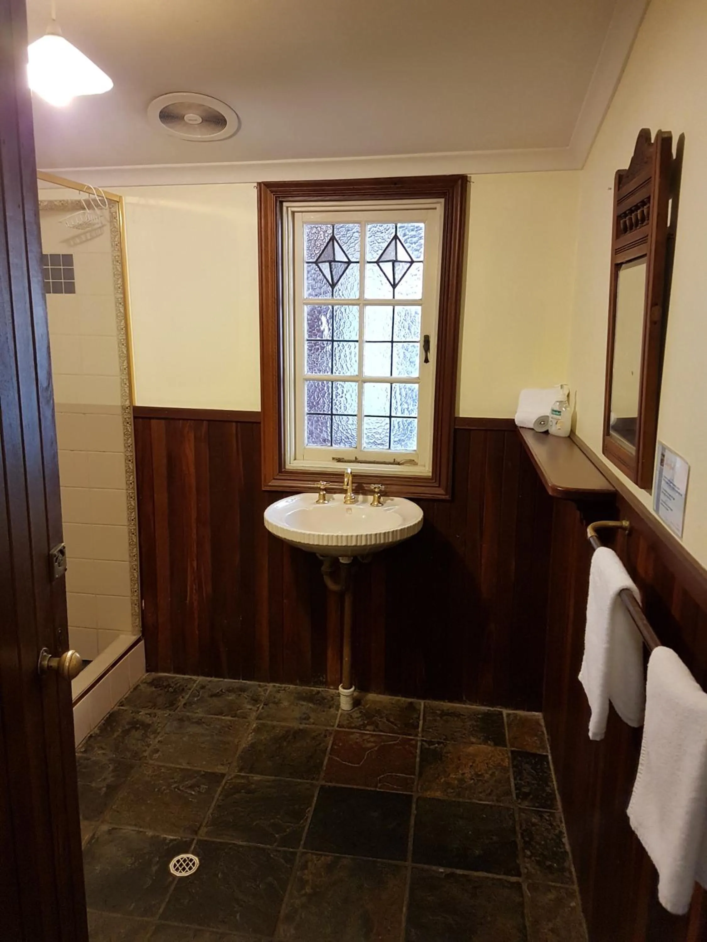 Bathroom in Bridgefield Guest House