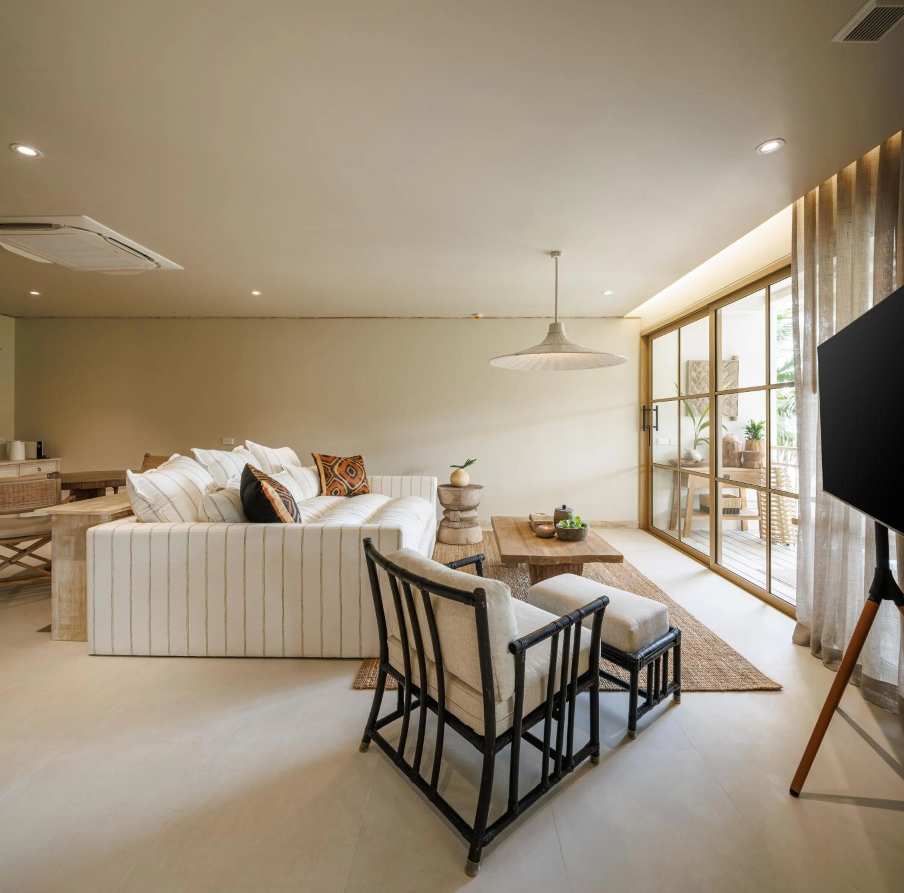 Communal lounge/ TV room, Bed in Phangan Bayshore Resort Koh Phangan