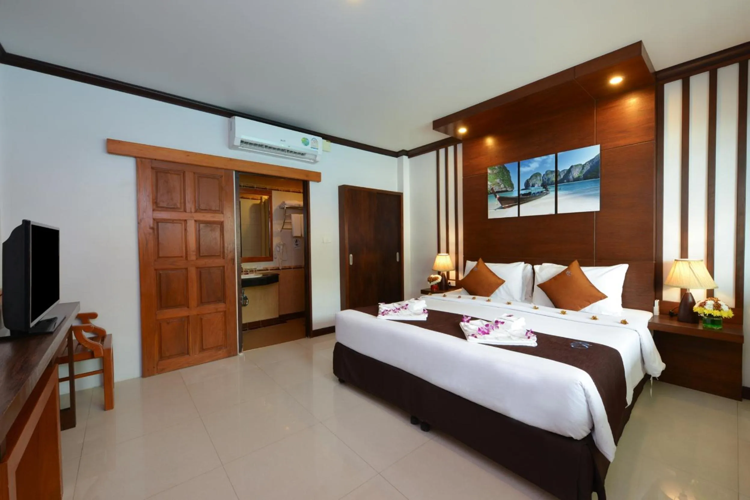 Bed in Phangan Bayshore Resort Koh Phangan