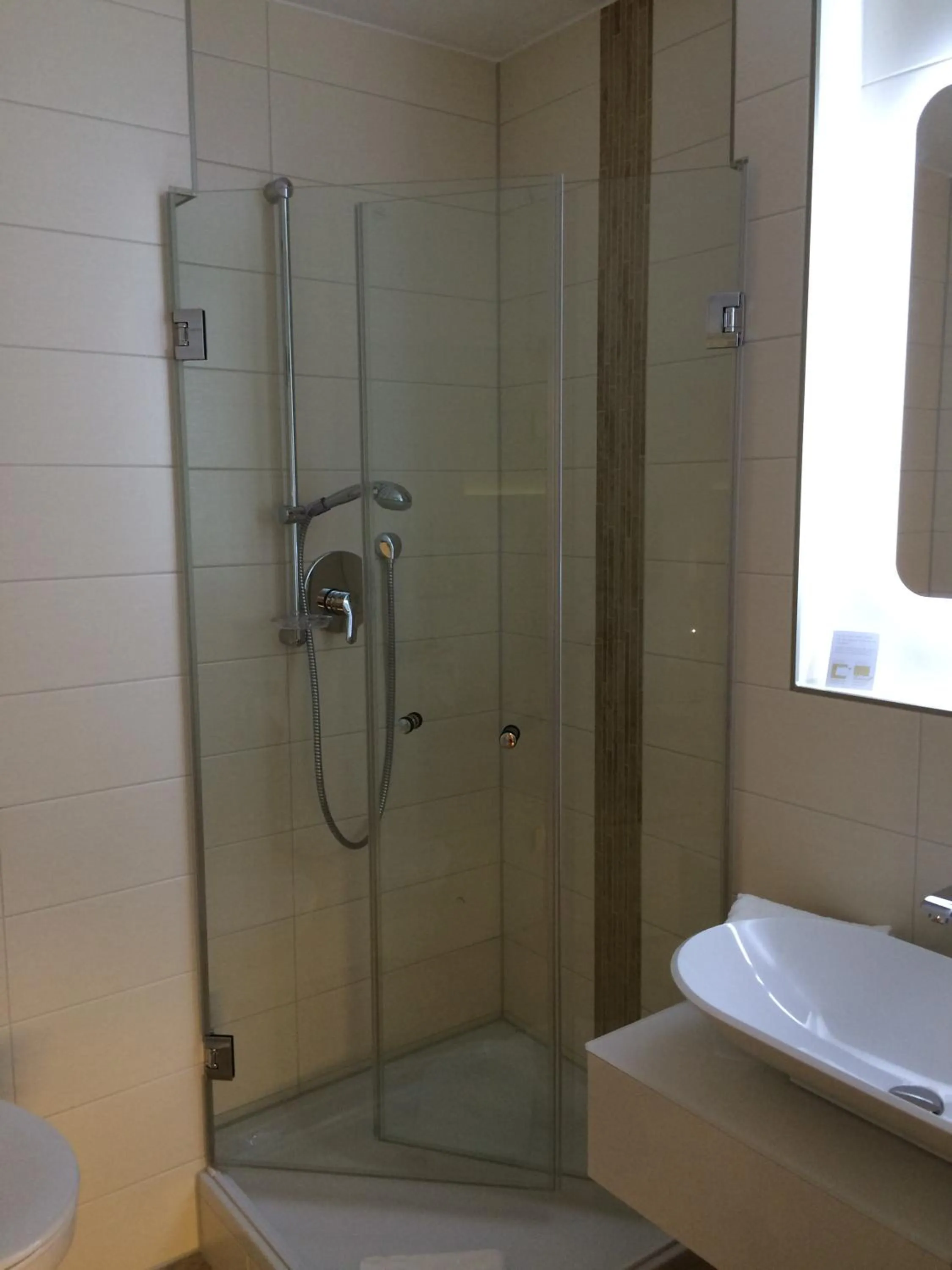 Bathroom in Hotel am Wiesenhang - Garni