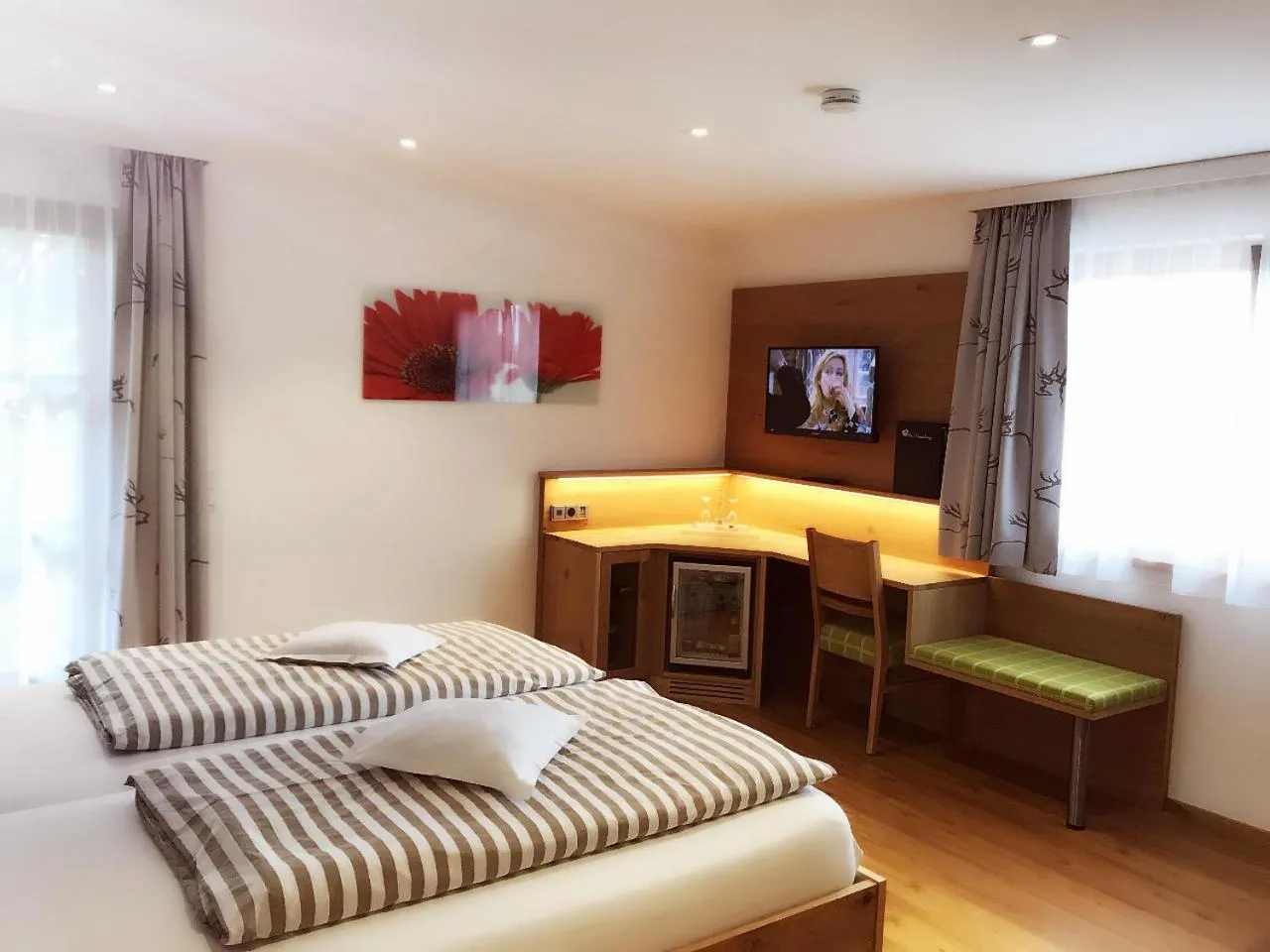 Photo of the whole room, Bed in Hotel am Wiesenhang - Garni